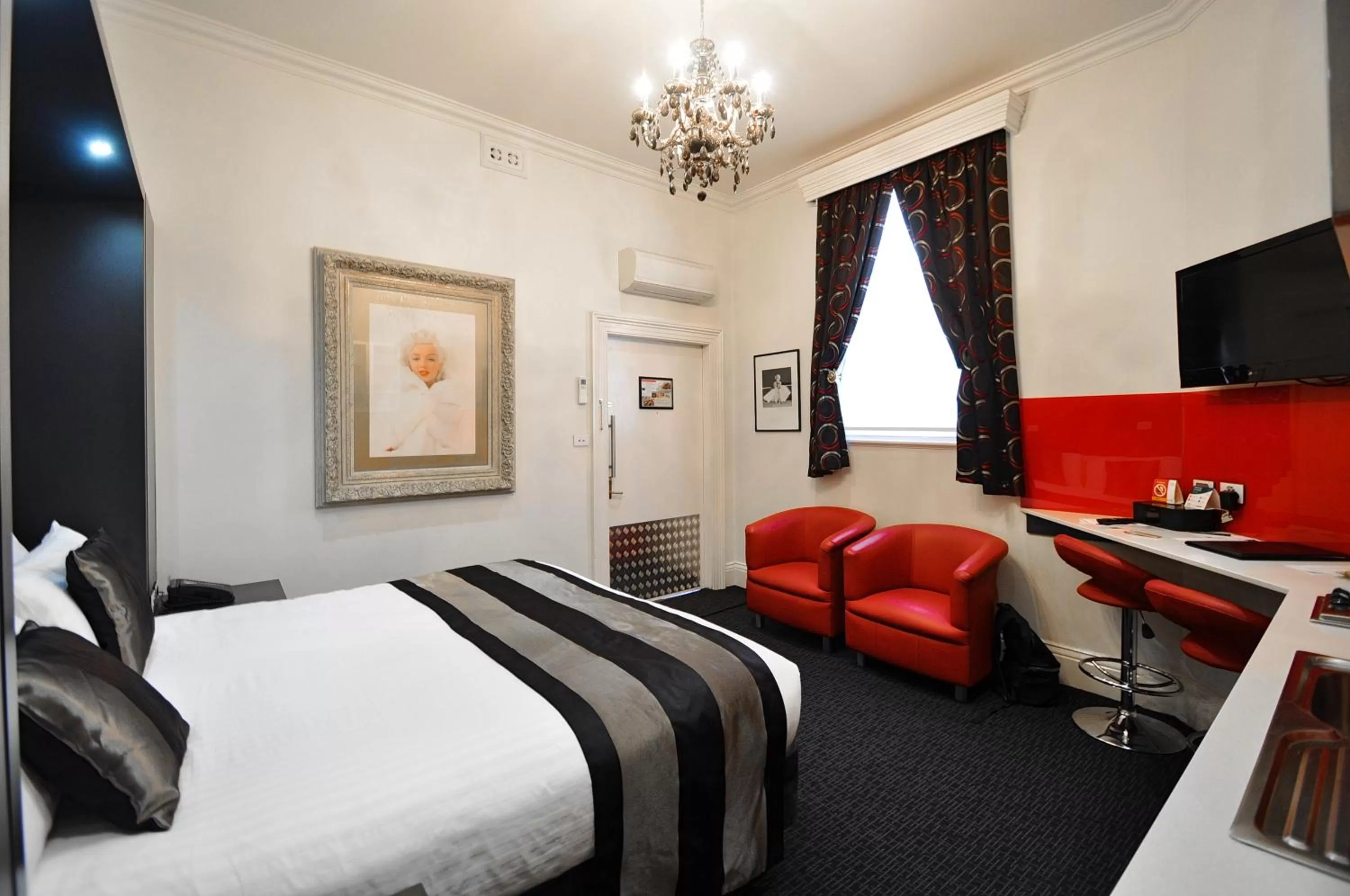 Bed in Quality Hotel Colonial Launceston