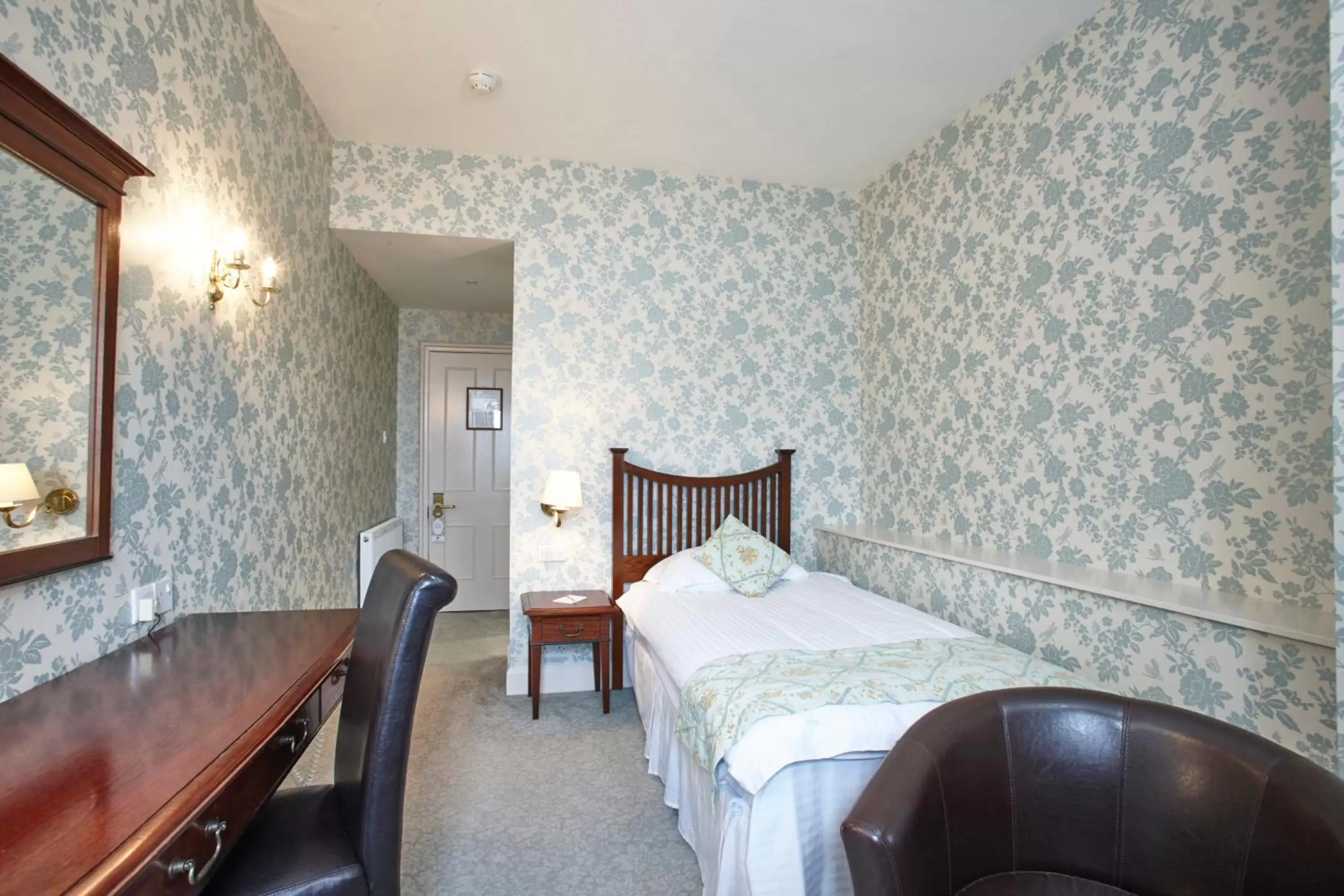 Bedroom, Bed in Duke Of Cornwall Hotel