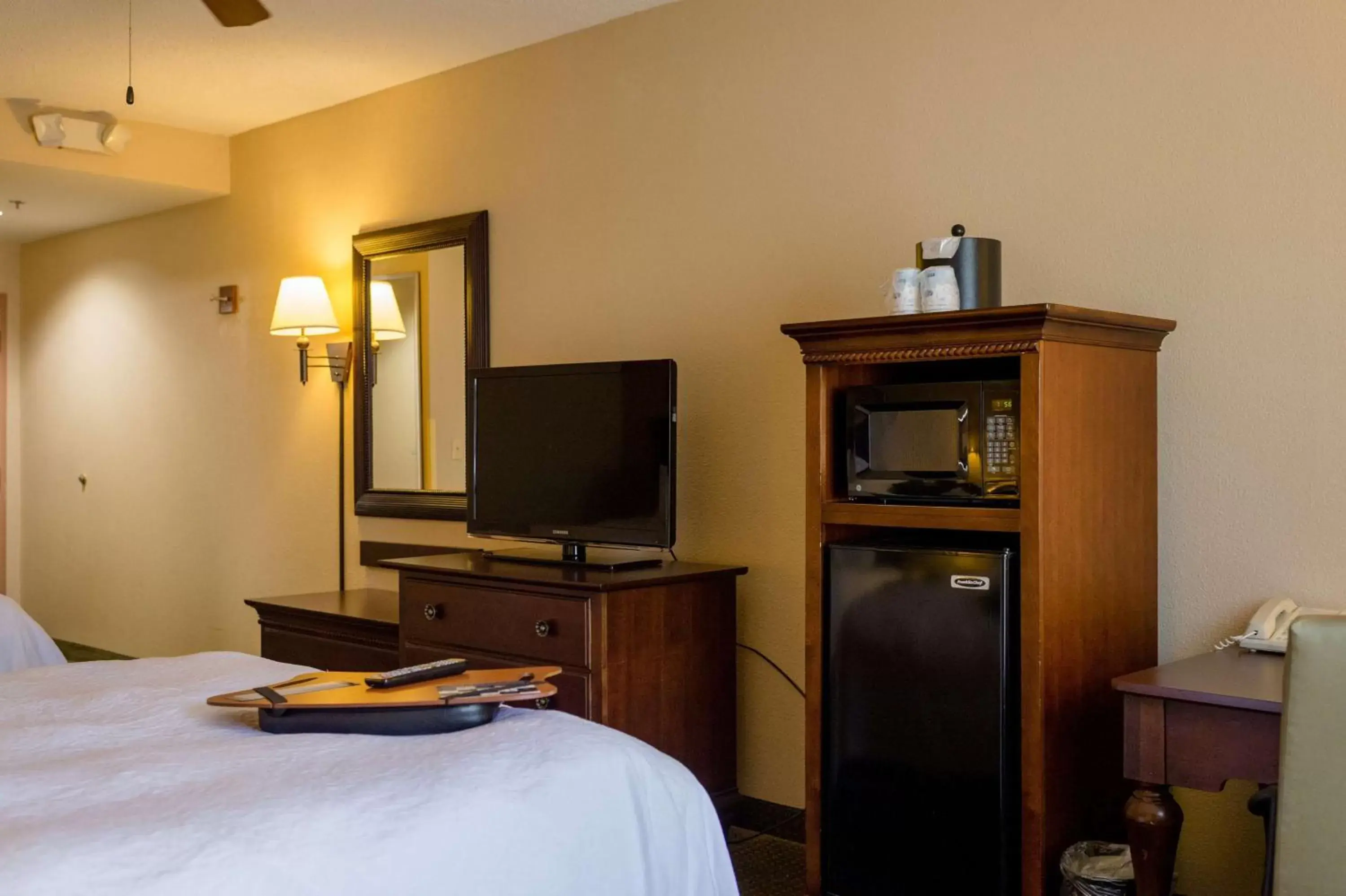 Bed, TV/Entertainment Center in Hampton Inn Oxford-West