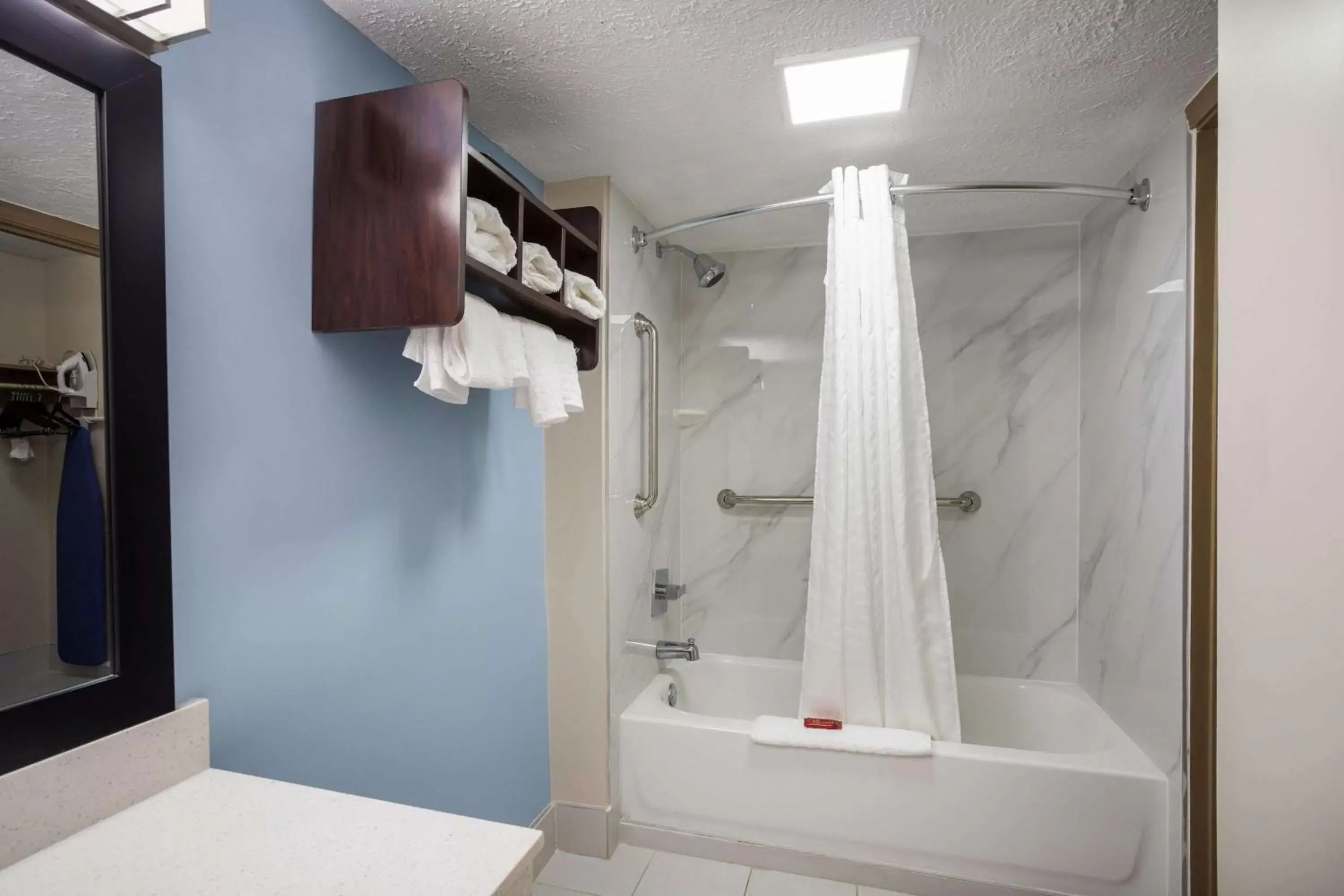 Shower, Bathroom in SureStay Hotel by Best Western Bardstown General Nelson