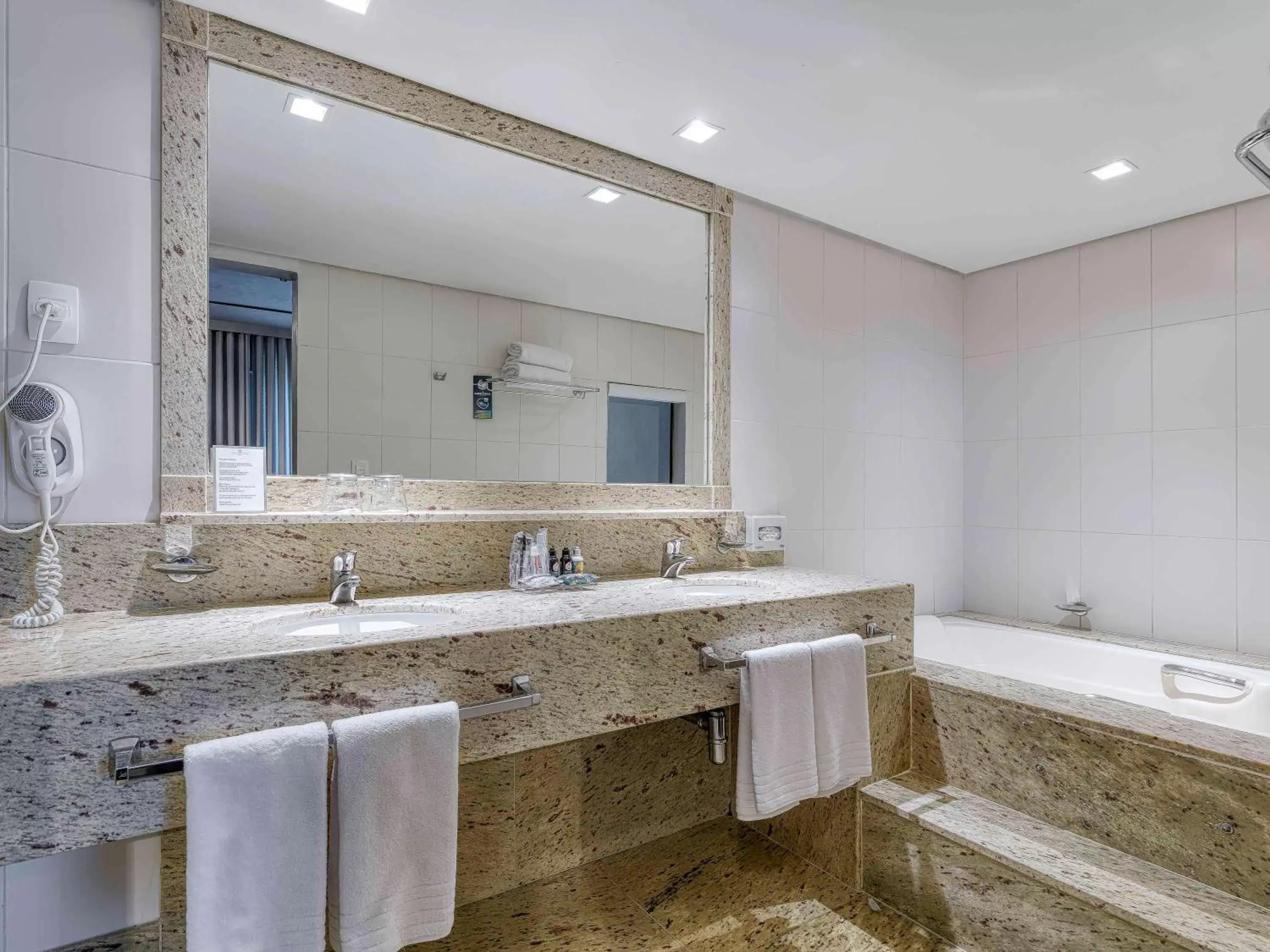 Photo of the whole room, Bathroom in Caesar Business Belo Horizonte Belvedere