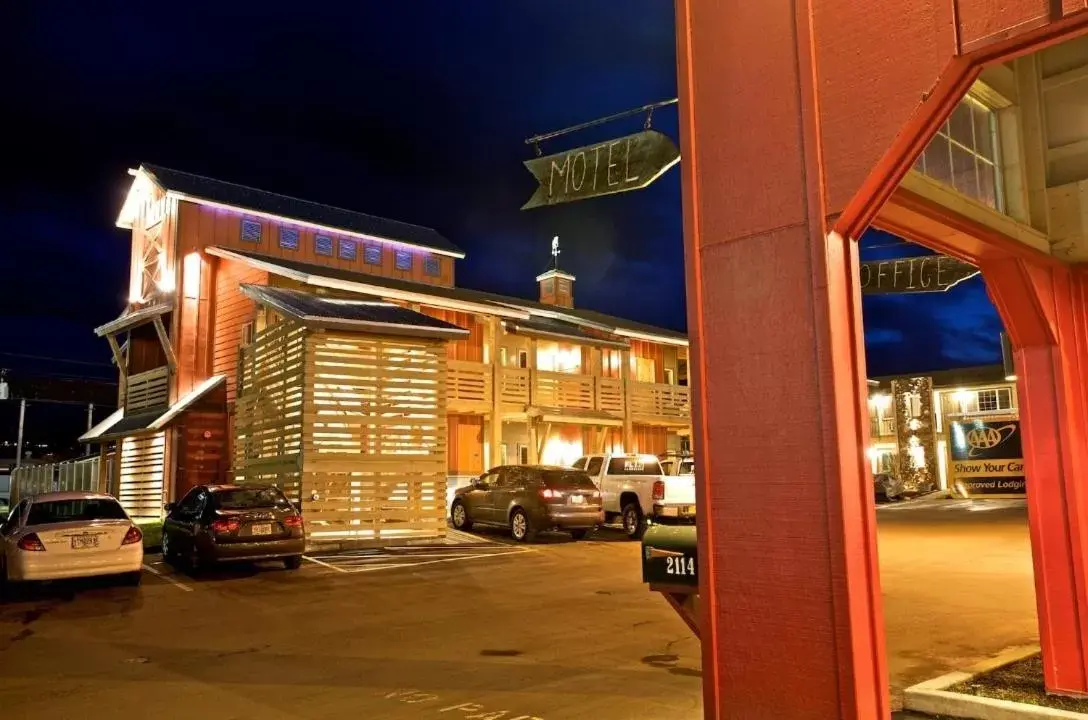 Facade/entrance, Property Building in Cousin's Country Inn