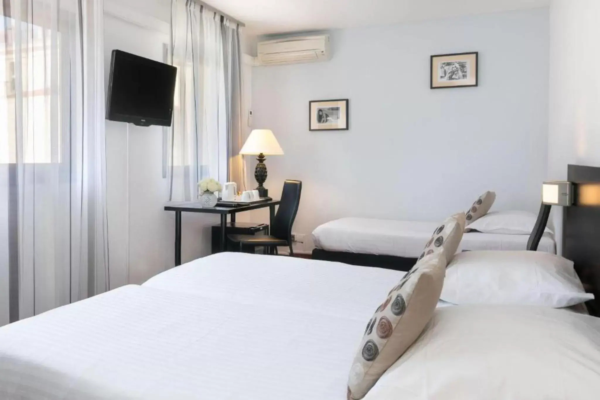 Bed in Best Western Hotel Mediterranee Menton