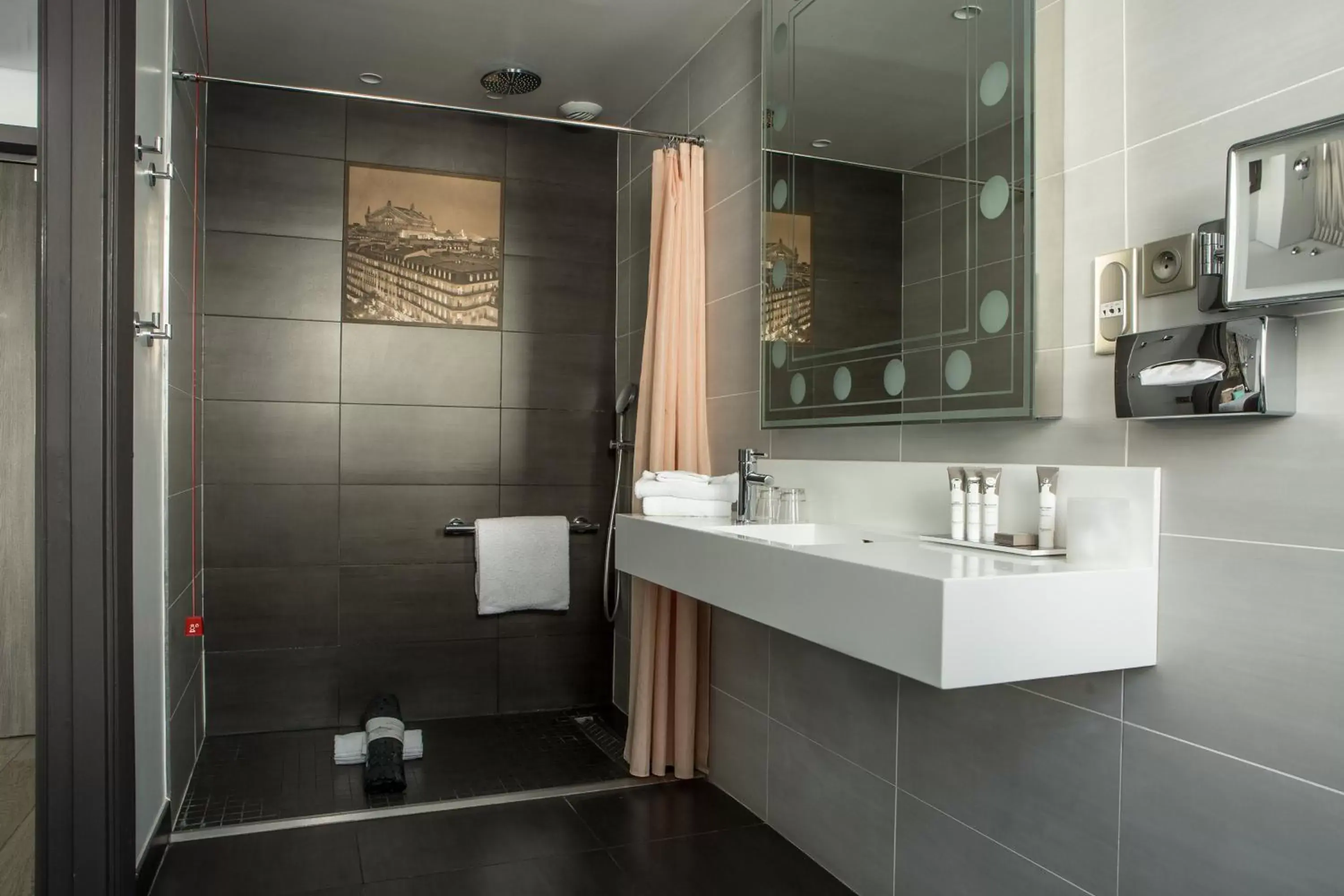 Photo of the whole room, Bathroom in Hotel Indigo Paris - Opera, an IHG Hotel