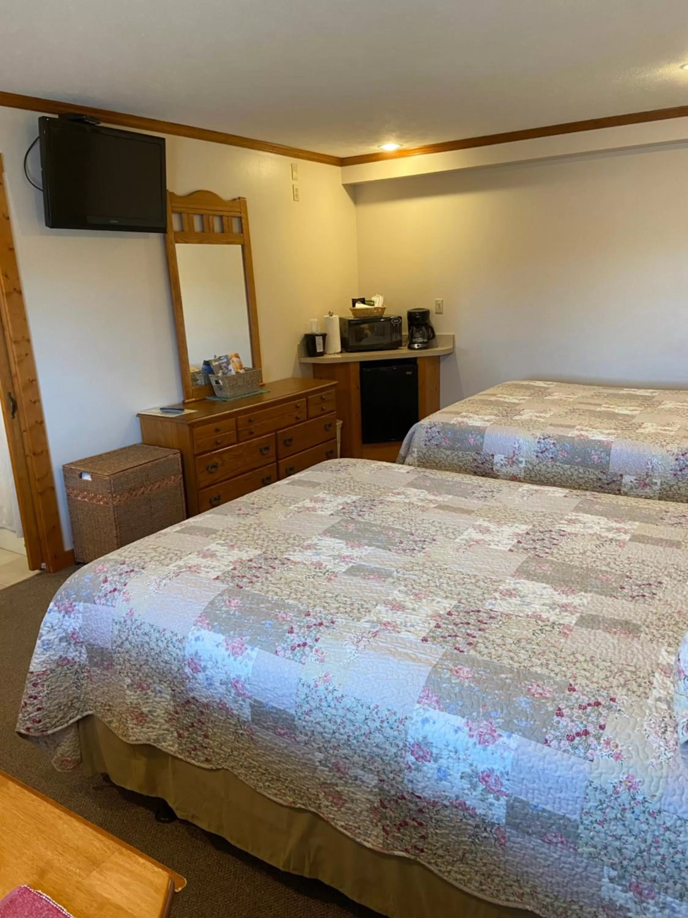 Photo of the whole room, Bed in The Garrett Inn