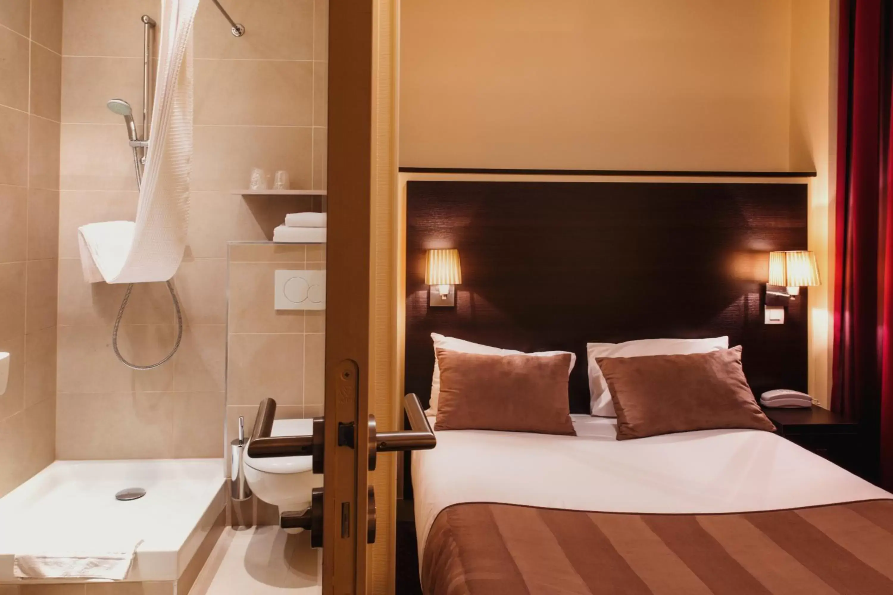 Bathroom, Bed in Hotel Astrid Caen centre