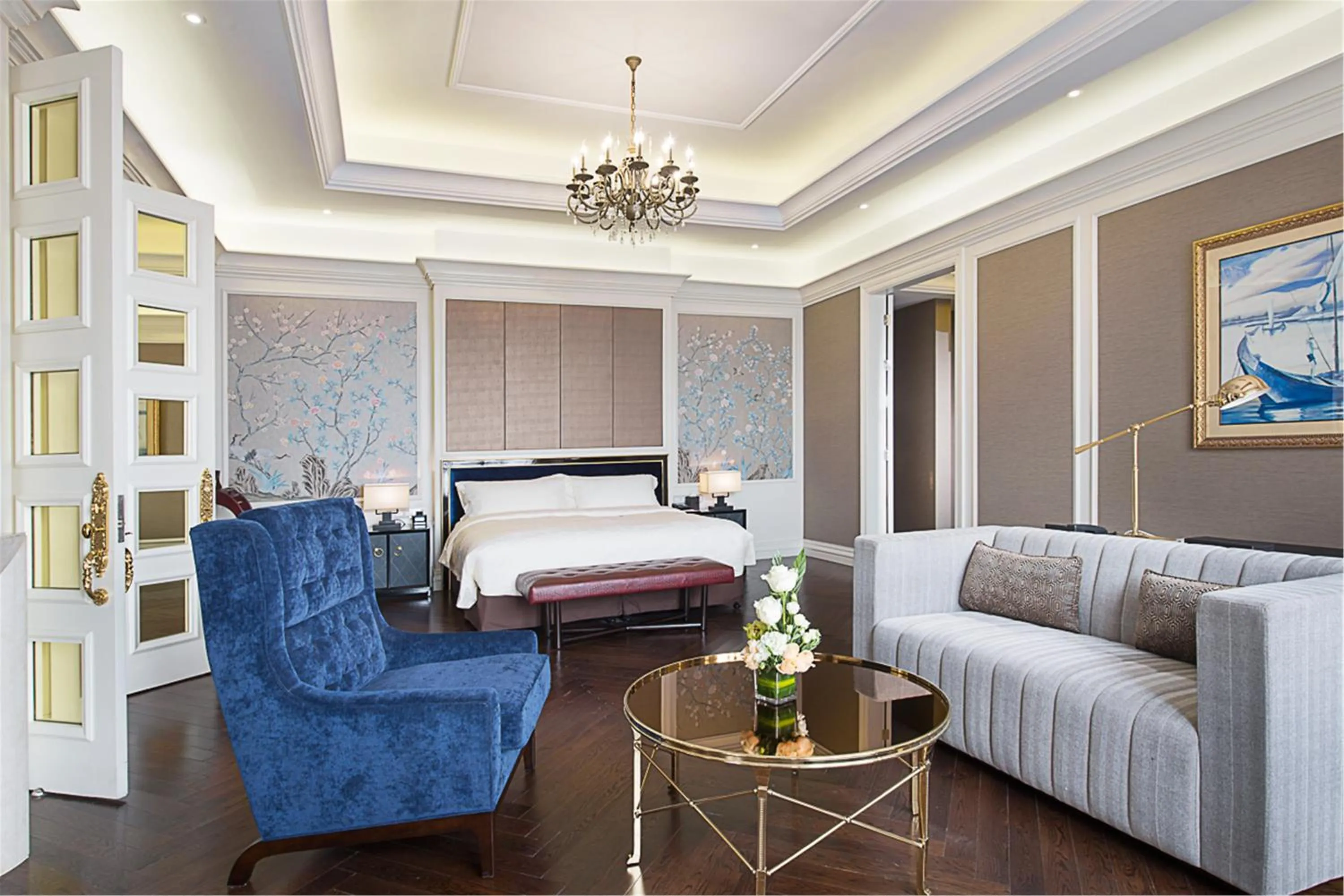 Photo of the whole room, Bed in Crowne Plaza Zhengzhou by IHG