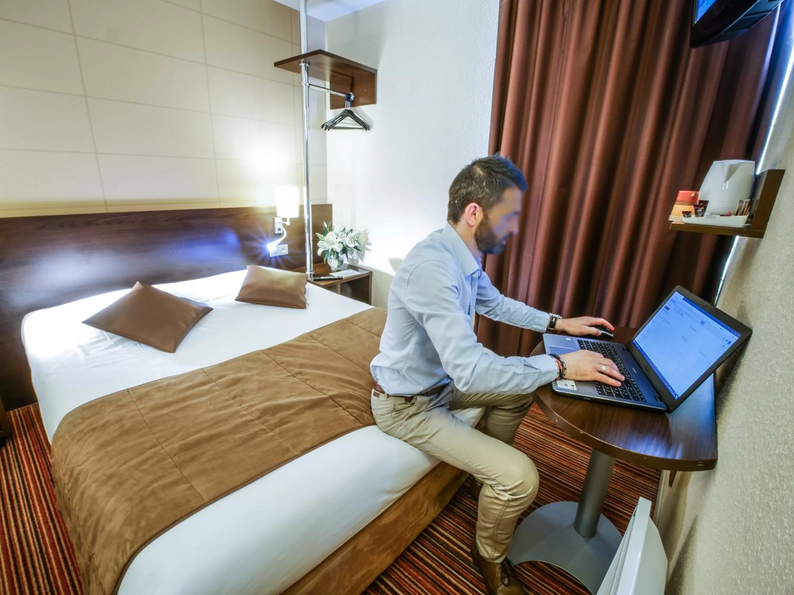 People, Bed in Hôtel Inn Design Resto Novo Le Mans