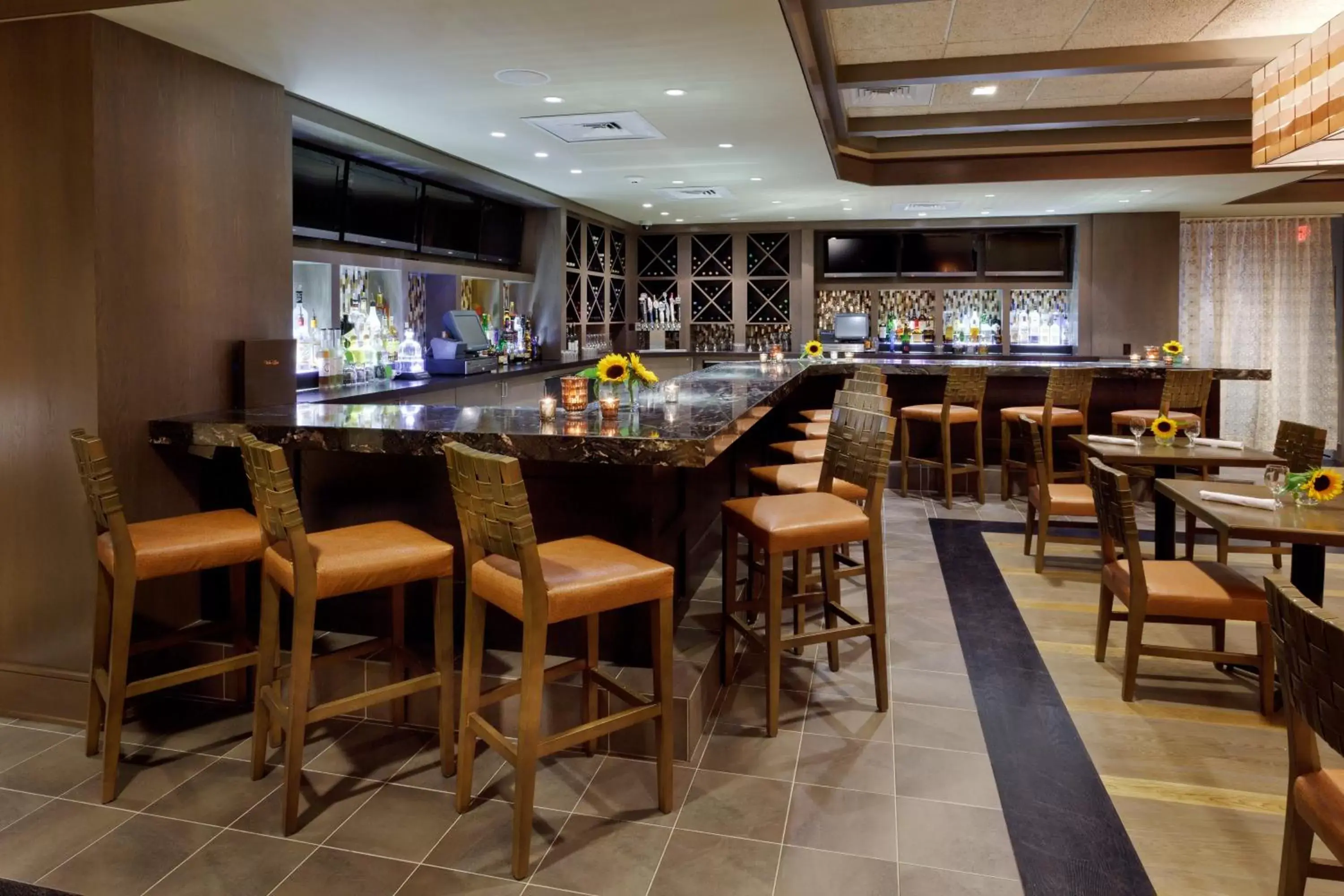 Lounge or bar, Restaurant/Places to Eat in Hotel Indigo East End, an IHG Hotel