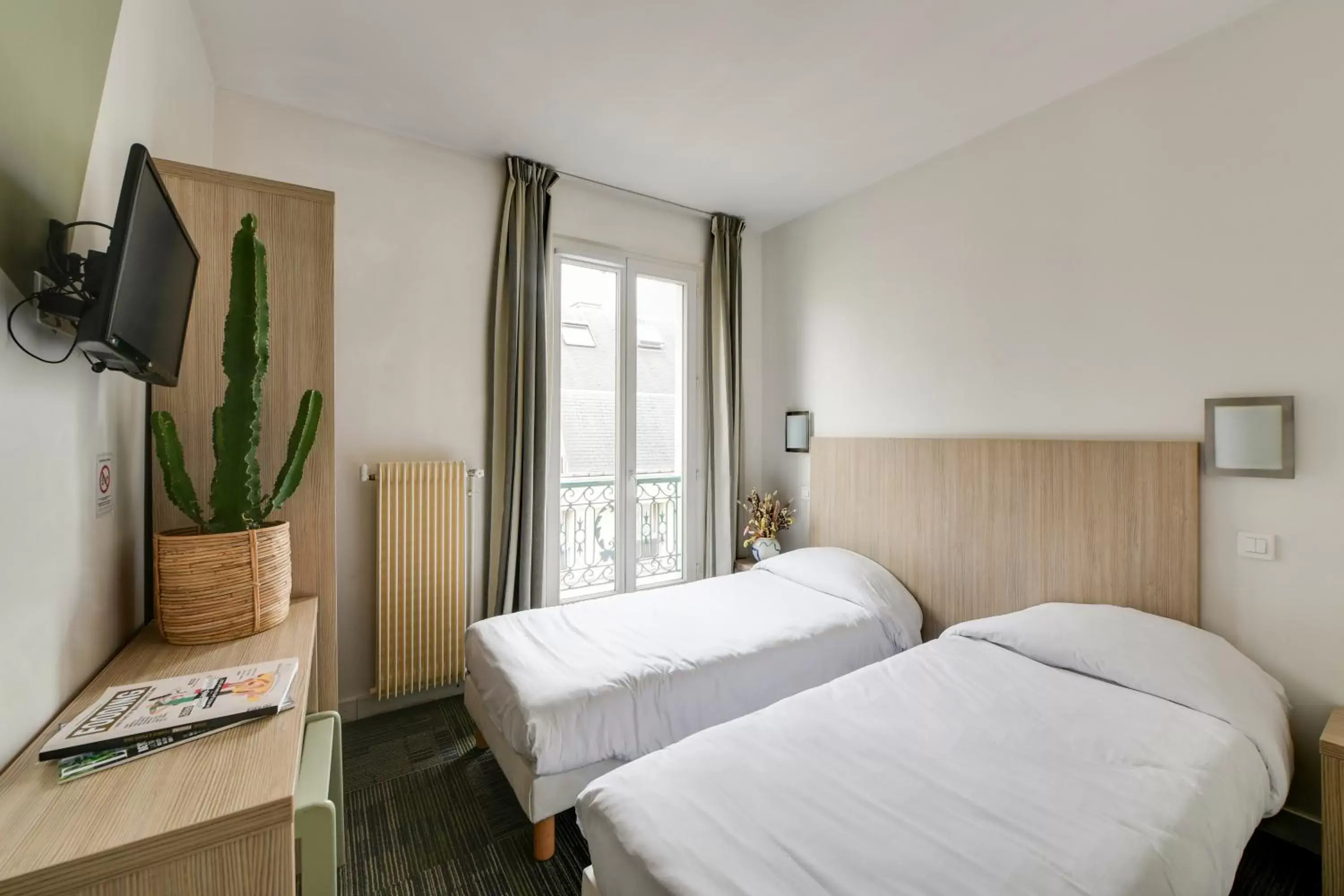Bed in Louisa Hotel Paris