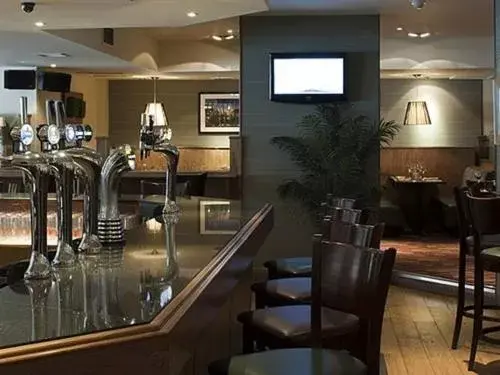 Lounge or bar, Restaurant/Places to Eat in Orchard Park Hotel