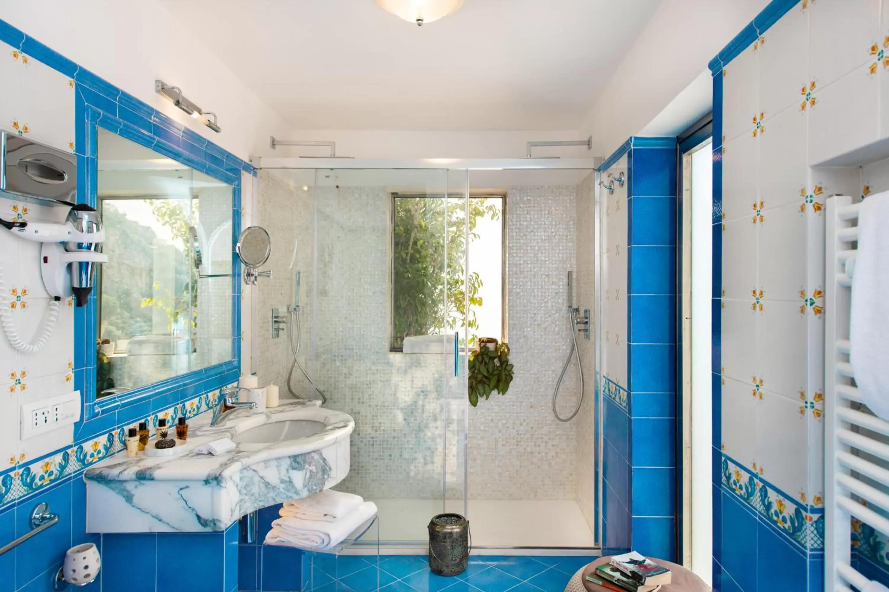 Shower, Bathroom in Hotel Villa Gabrisa