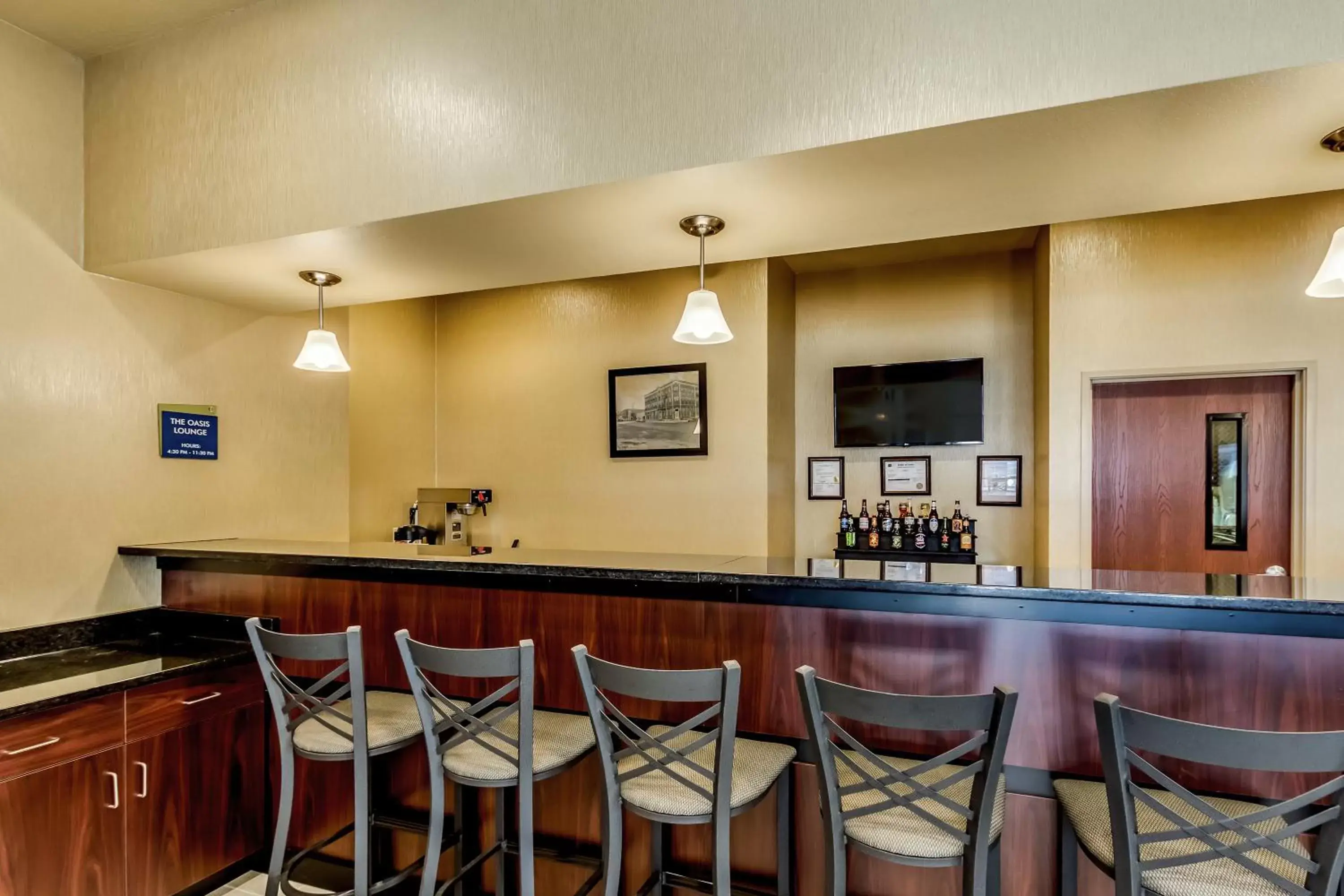 Lounge or bar, Restaurant/Places to Eat in Cobblestone Inn & Suites - Waverly