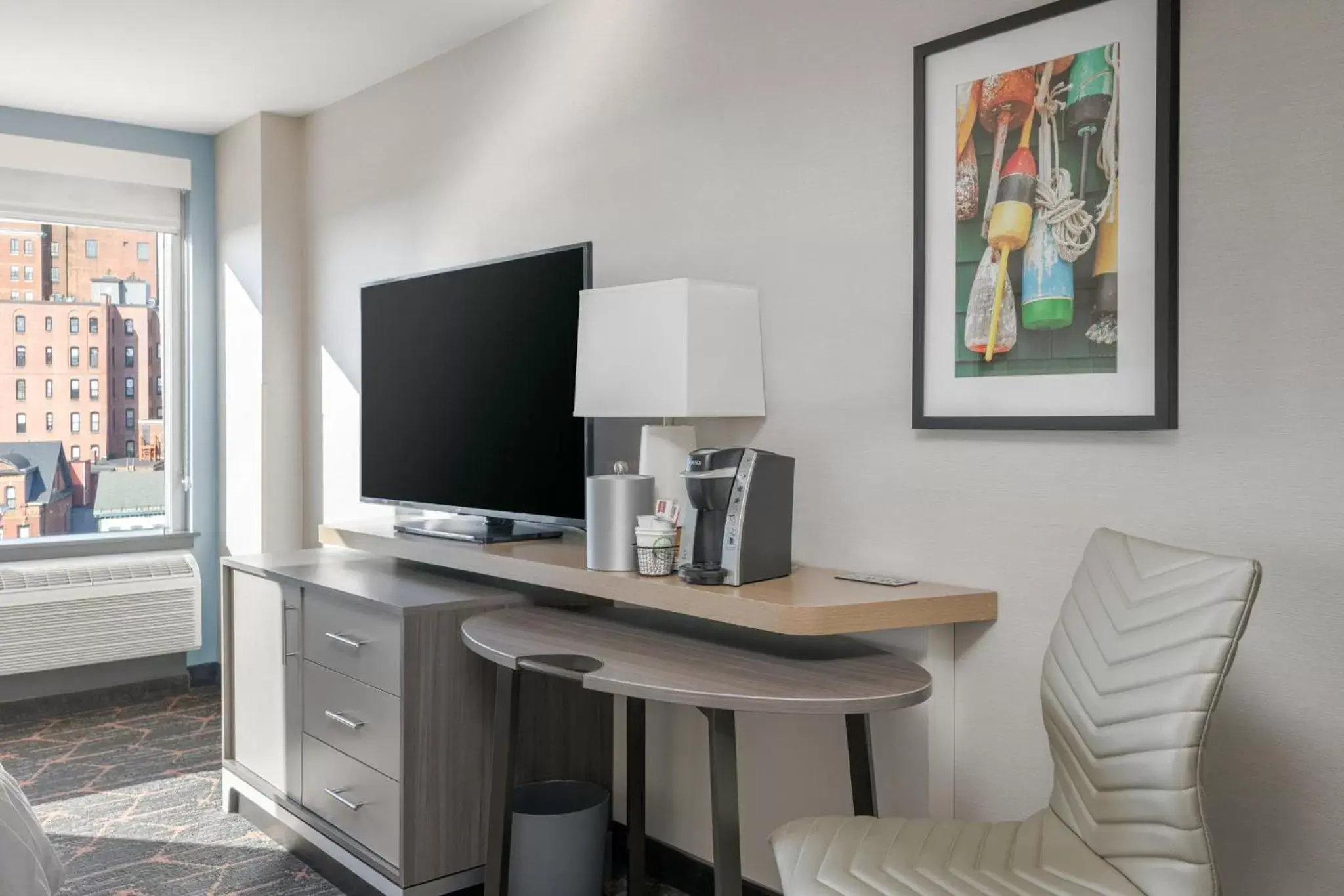 Photo of the whole room, TV/Entertainment Center in Holiday Inn Portland-By the Bay, an IHG Hotel