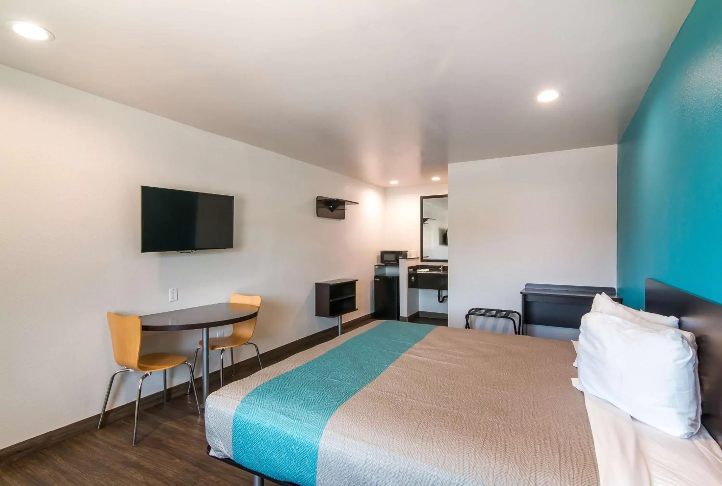 TV and multimedia, Bed in Motel 6-South El Monte, CA - Los Angeles