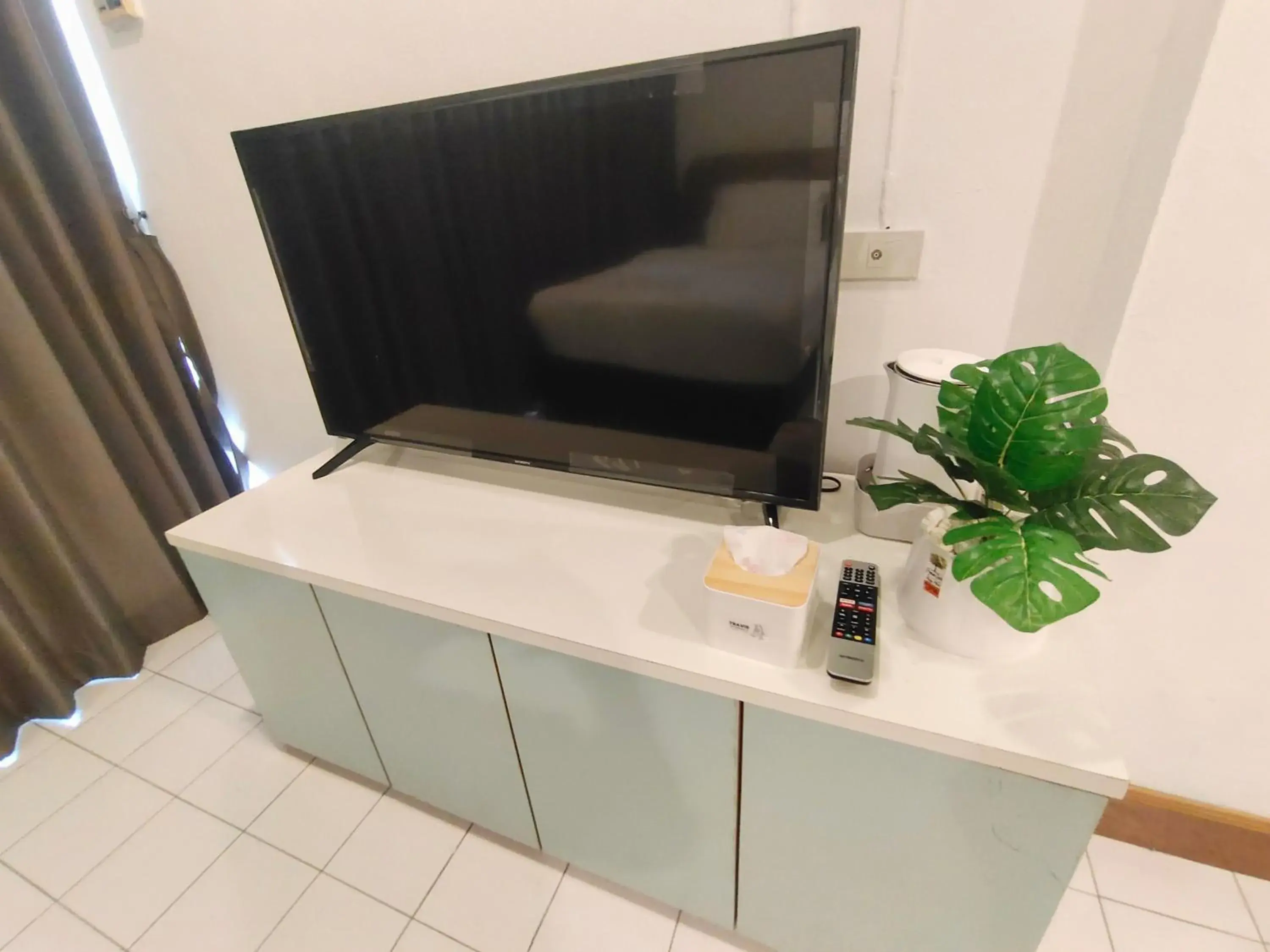 TV and multimedia, TV/Entertainment Center in OYO 75446 Travis Inthamara 49