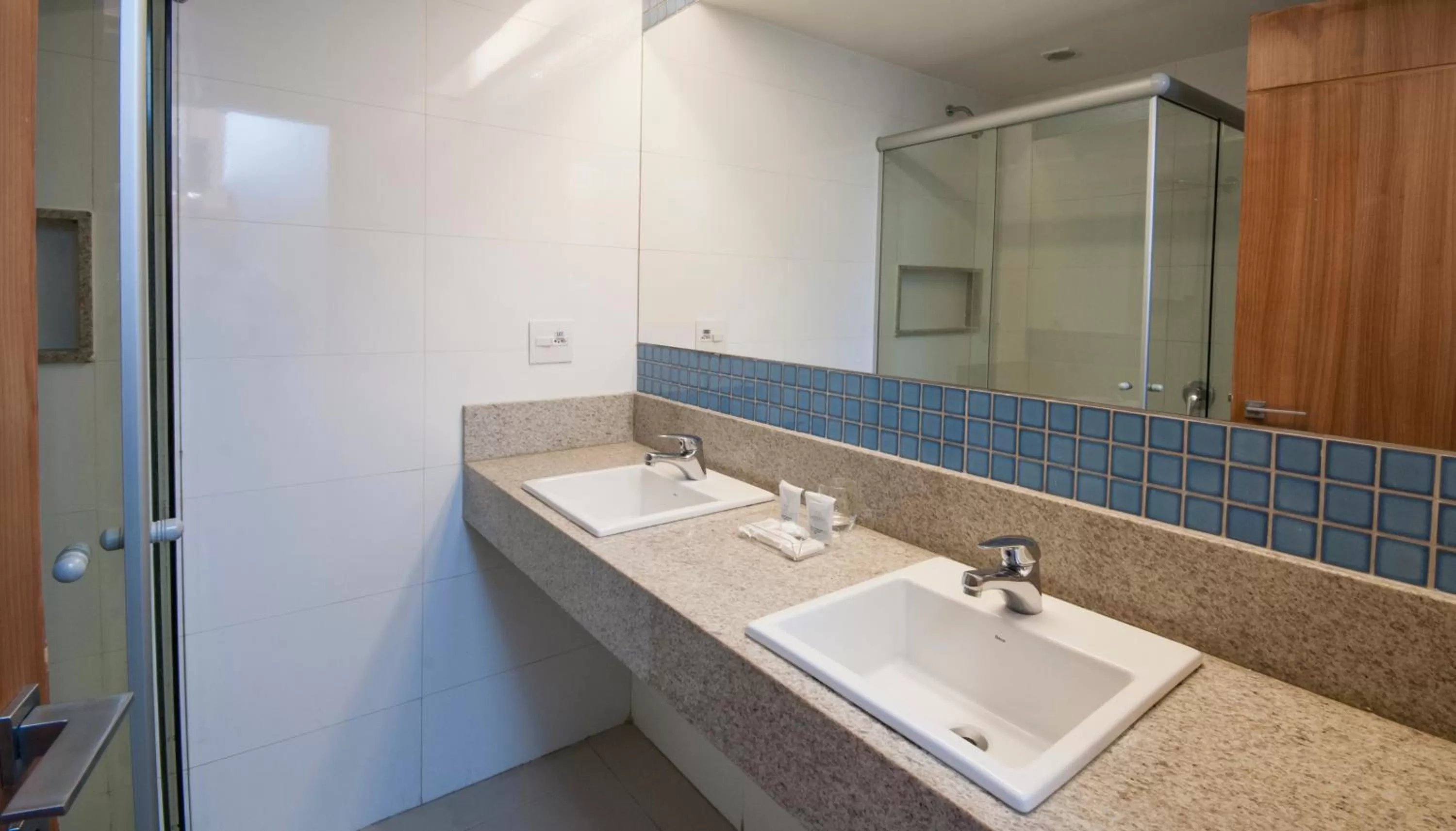 Shower in Américas Granada Hotel