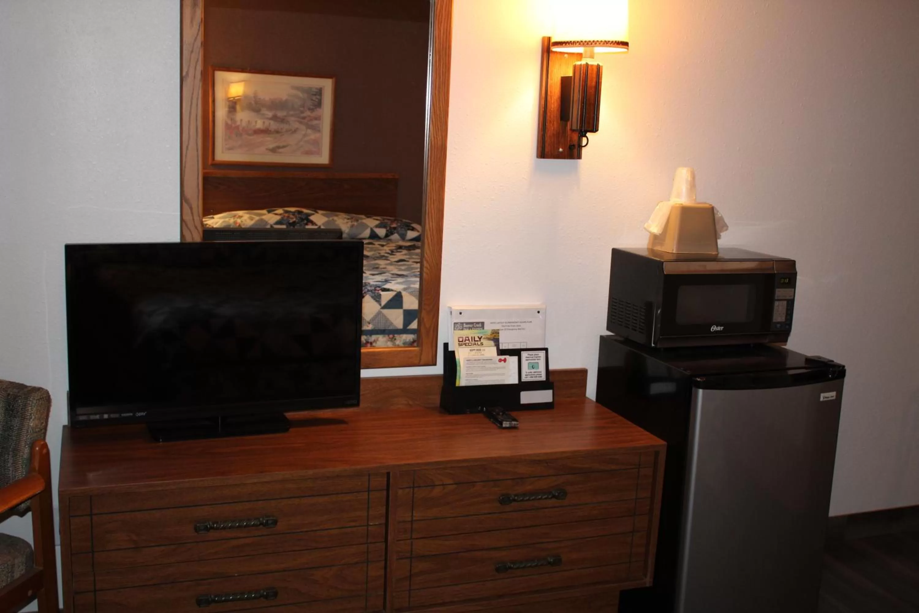 TV and multimedia in Rodeway Inn Gateway to Medora T-Roosevelt & Makoshika State Park