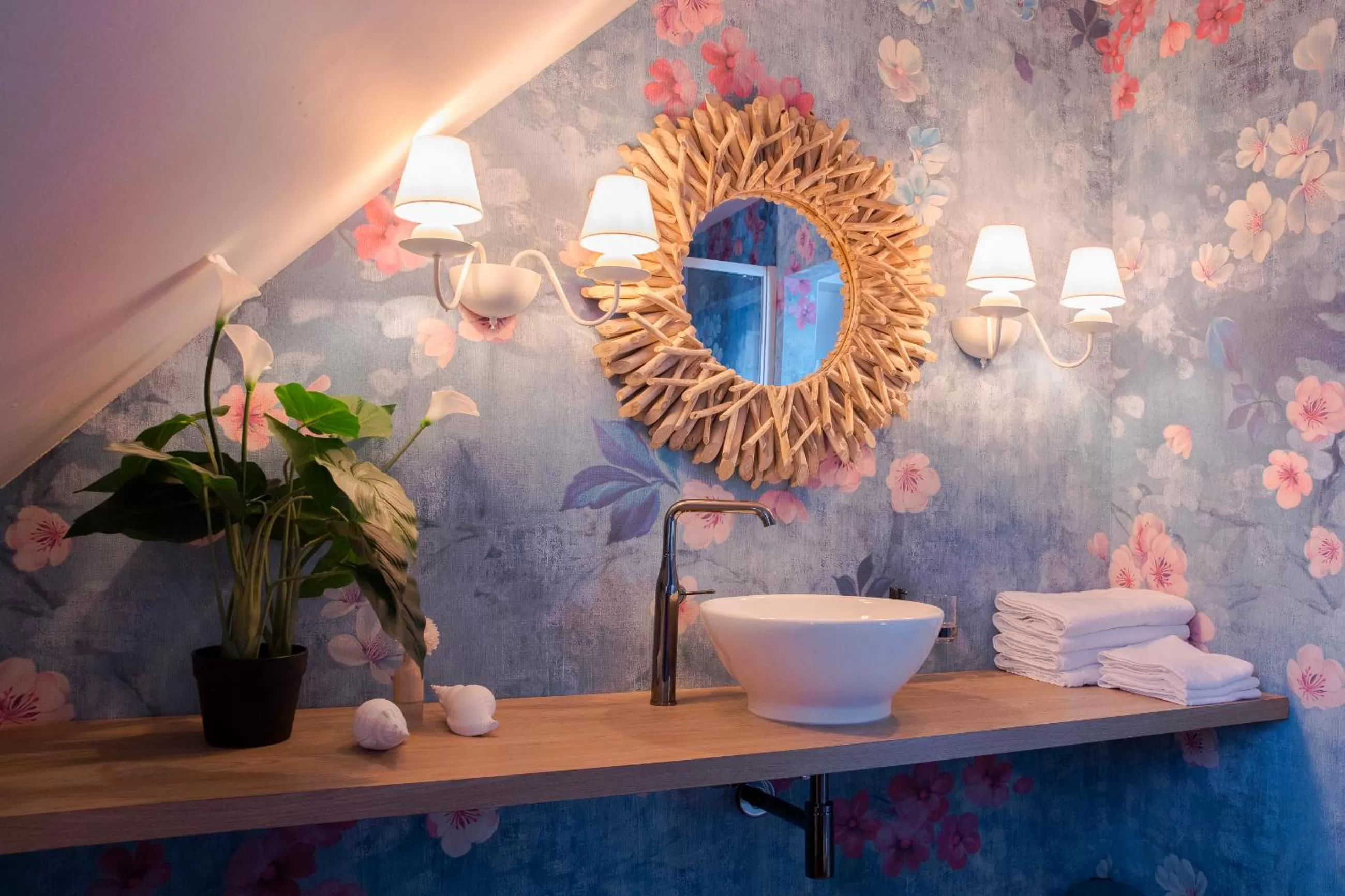 Shower in The Henry Self Check-In Guesthouse