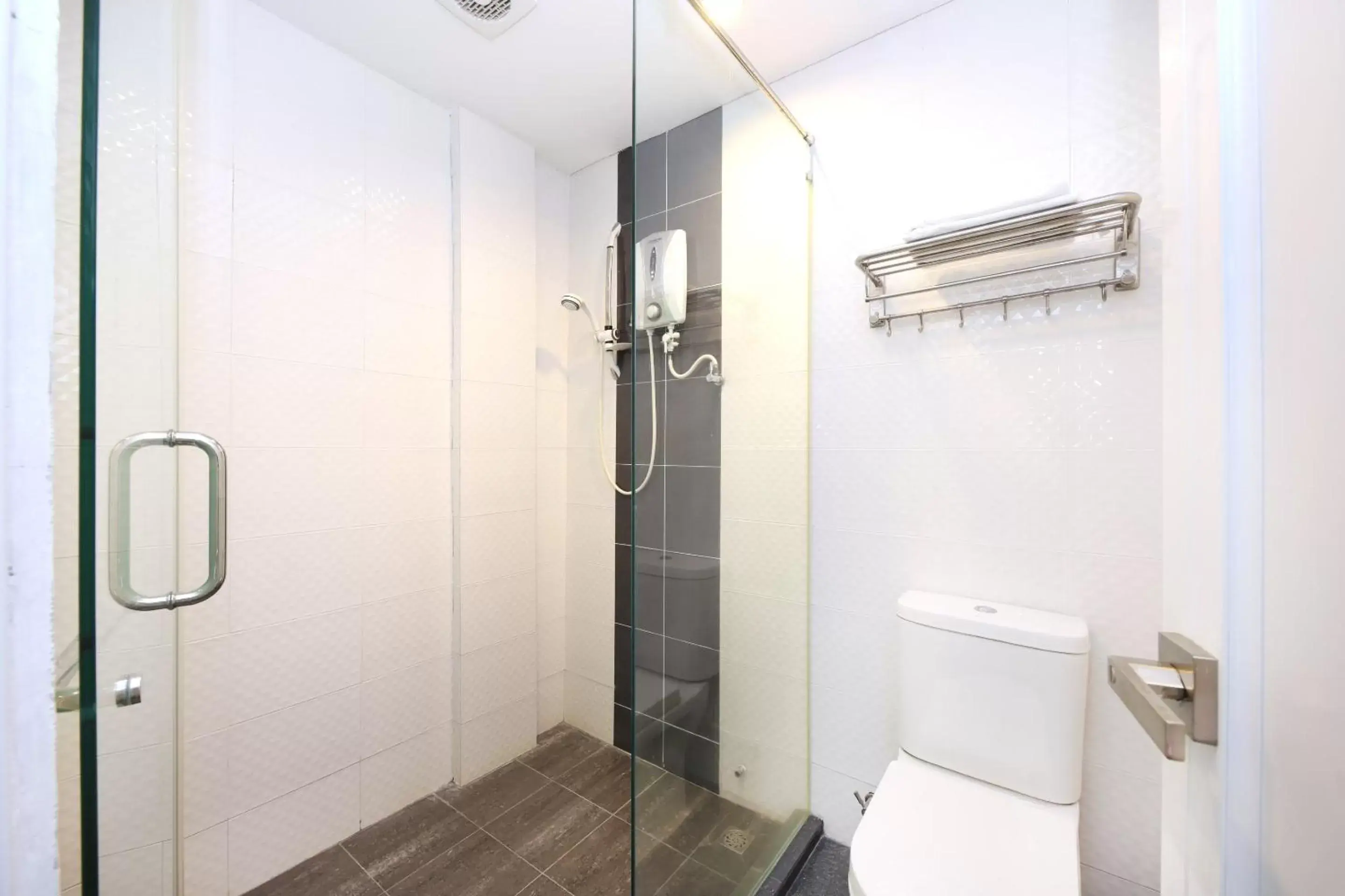 Bathroom in OYO 442 Marvelton Hotel