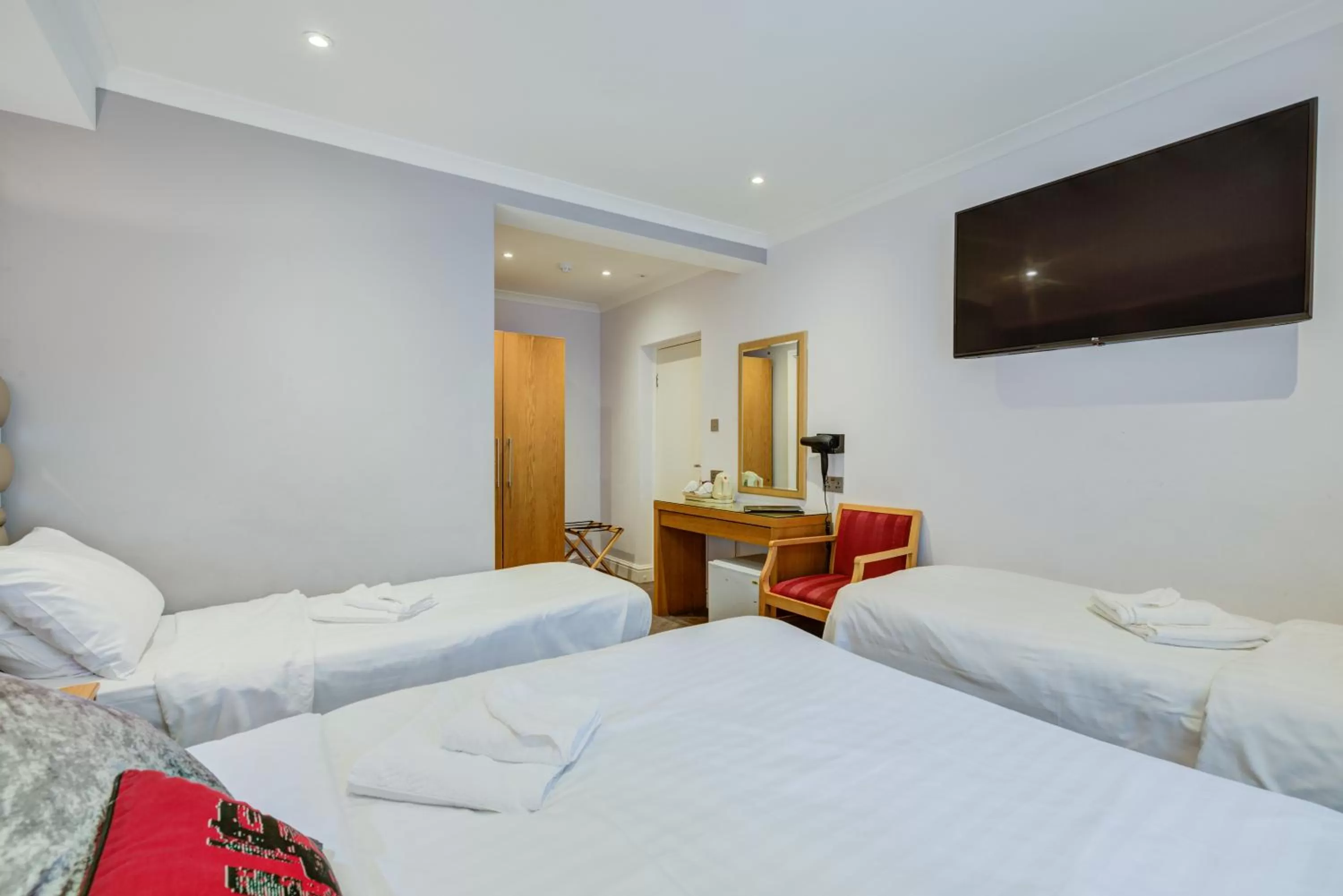 Bed in KingswayPark Hotel at Park Avenue