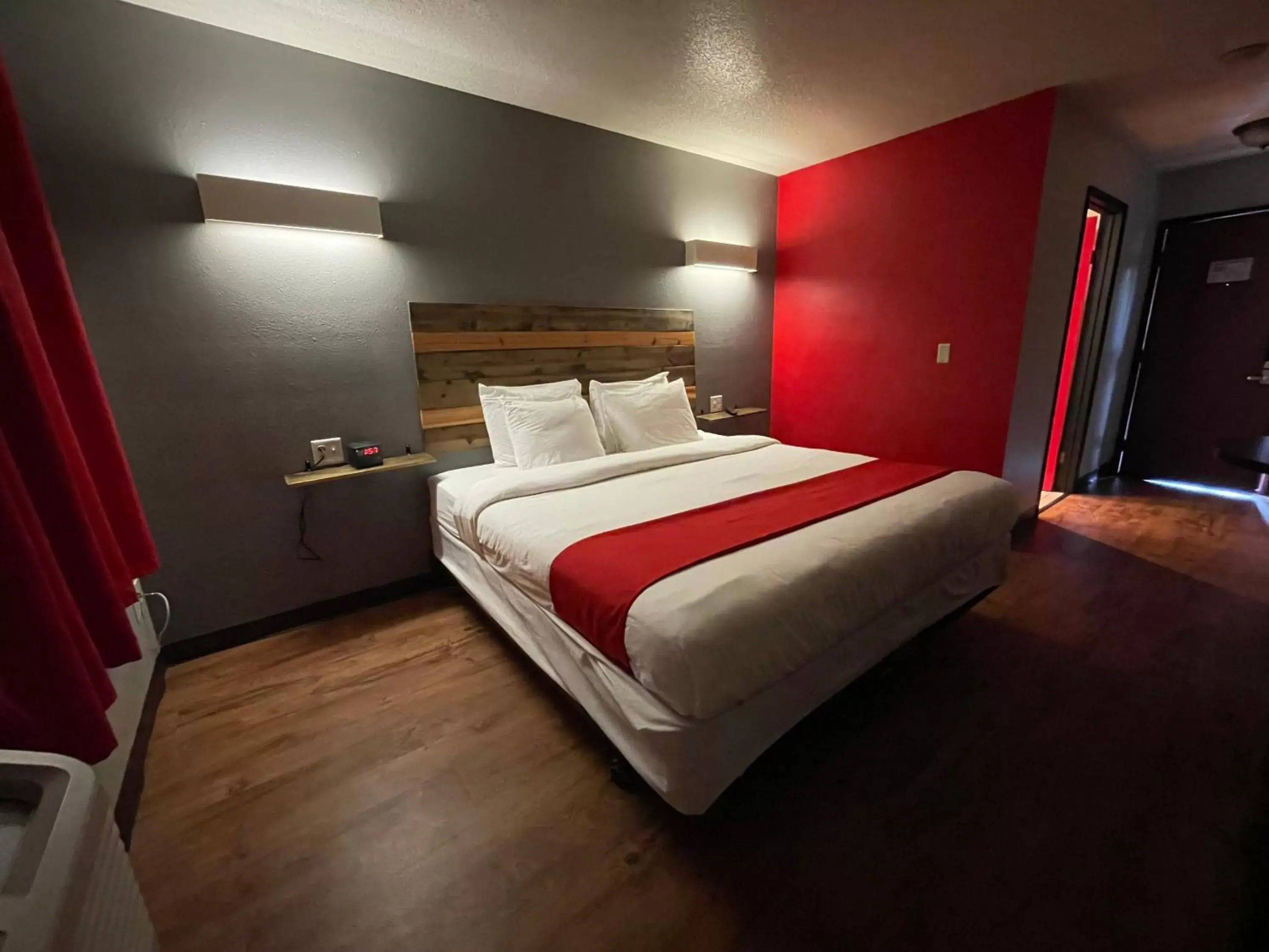 Bedroom, Bed in Sunnyside Inn and Suites