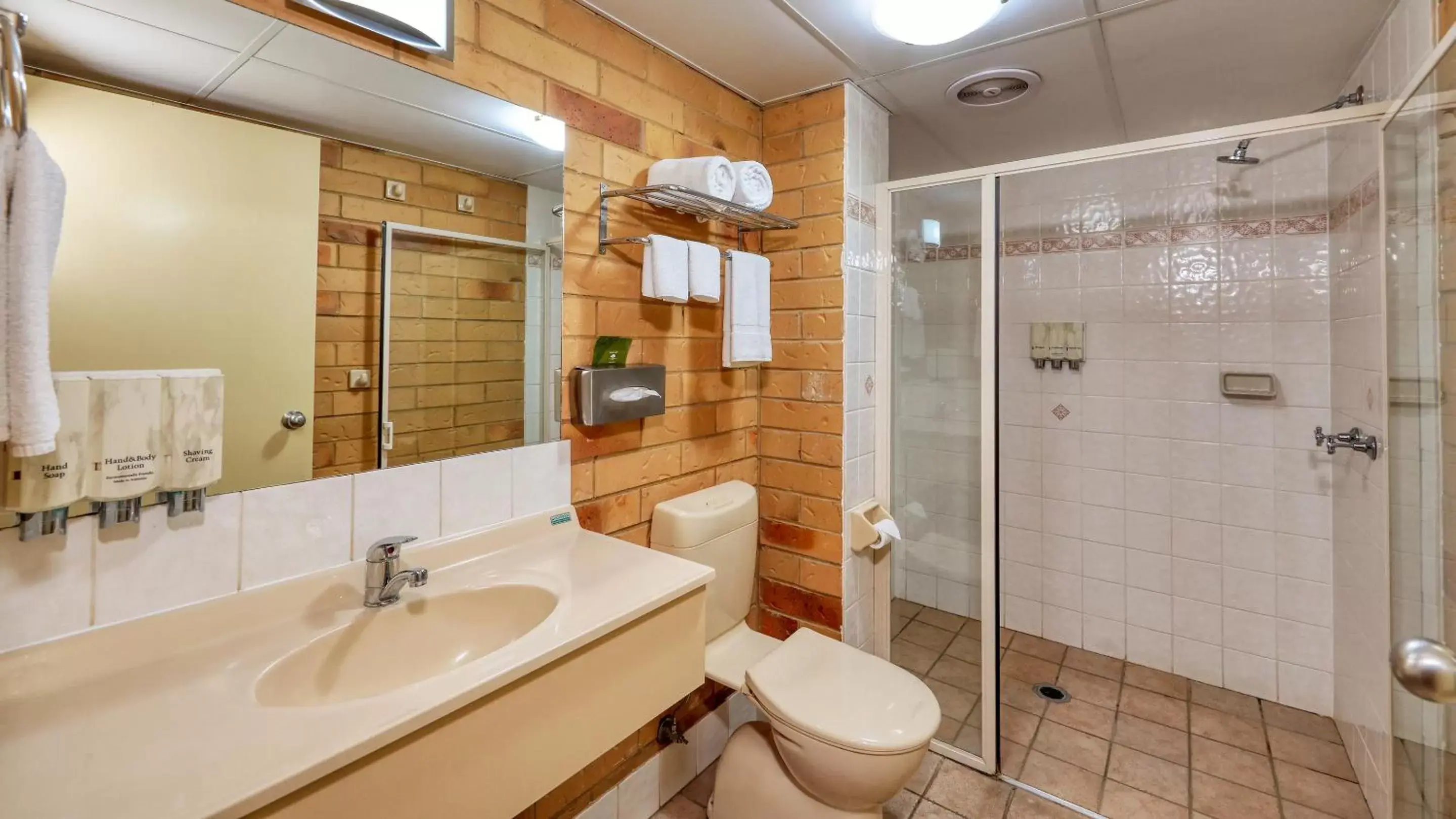 Bathroom in North Parkes Motel