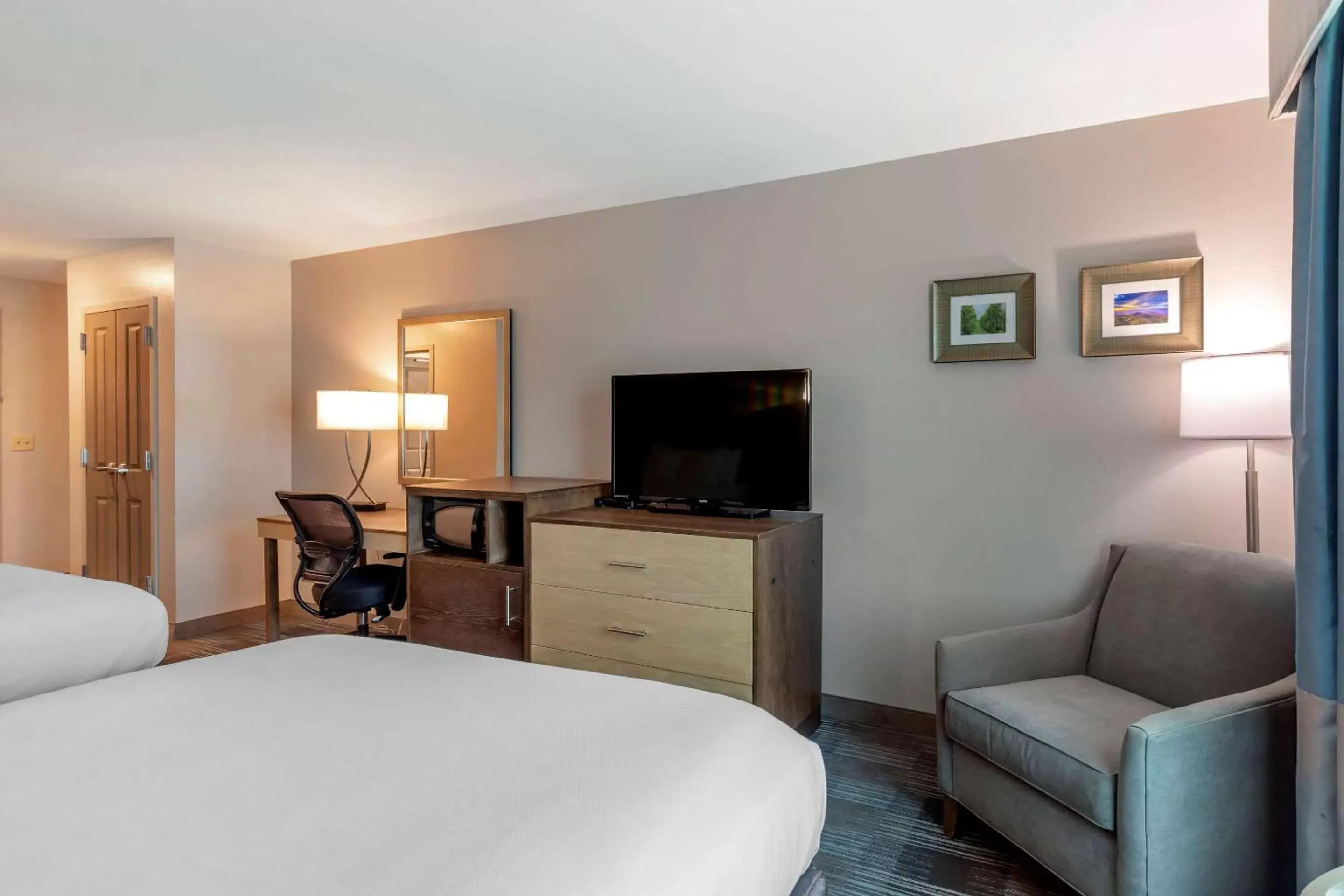 Photo of the whole room, TV/Entertainment Center in Comfort Inn & Suites East Ellijay