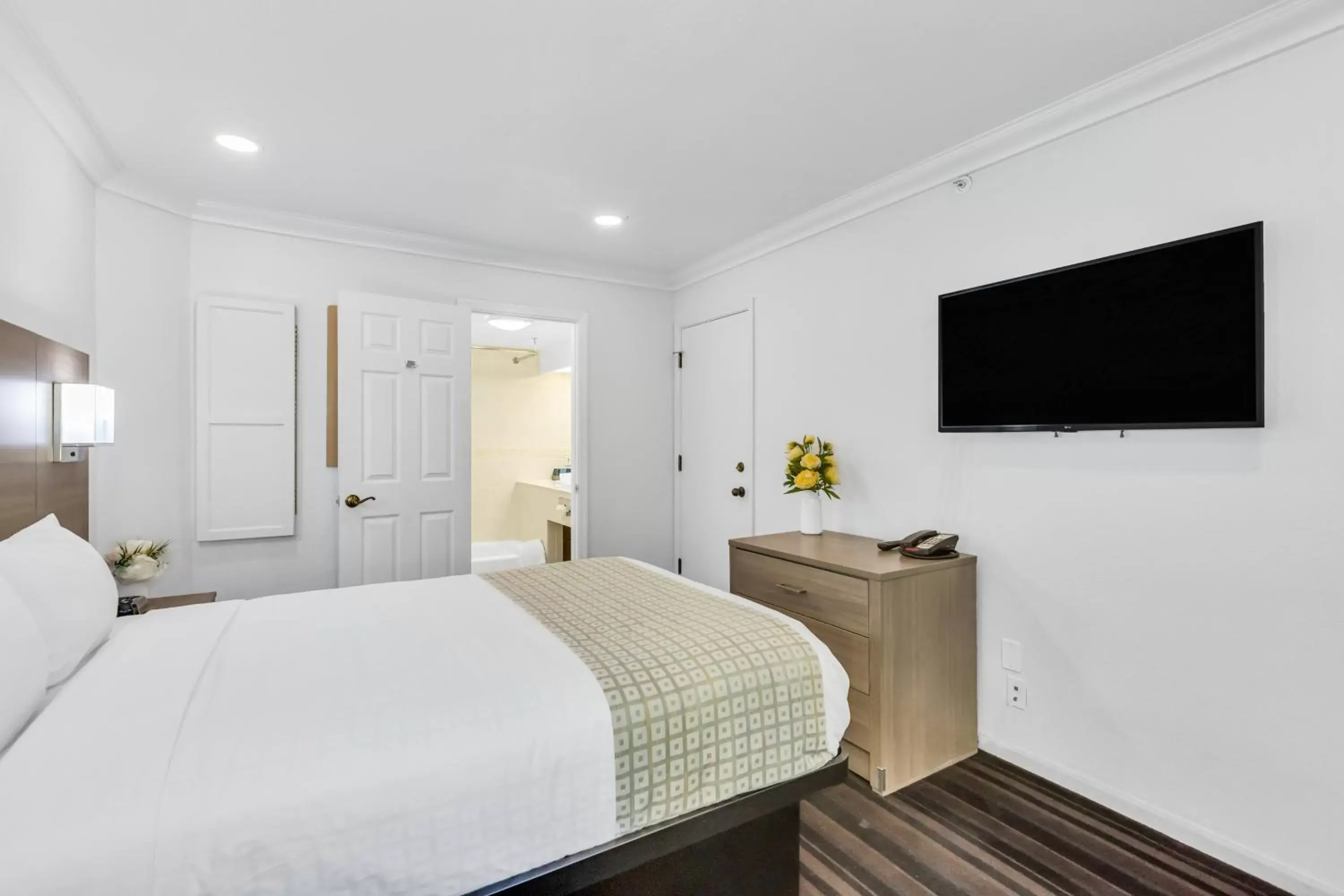 Bed in Napa Valley Hotel & Suites
