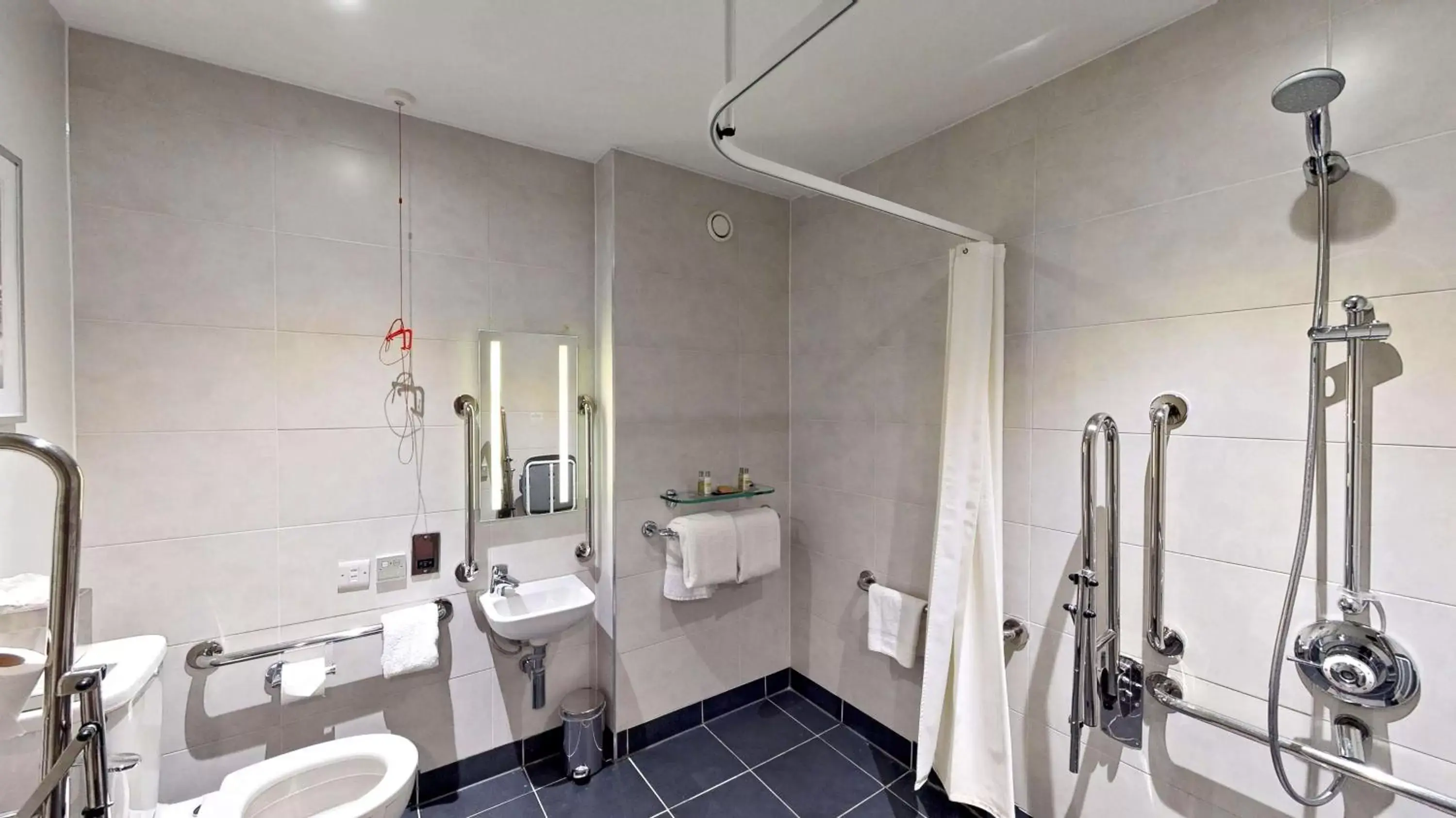 Bathroom in DoubleTree by Hilton London Angel Kings Cross