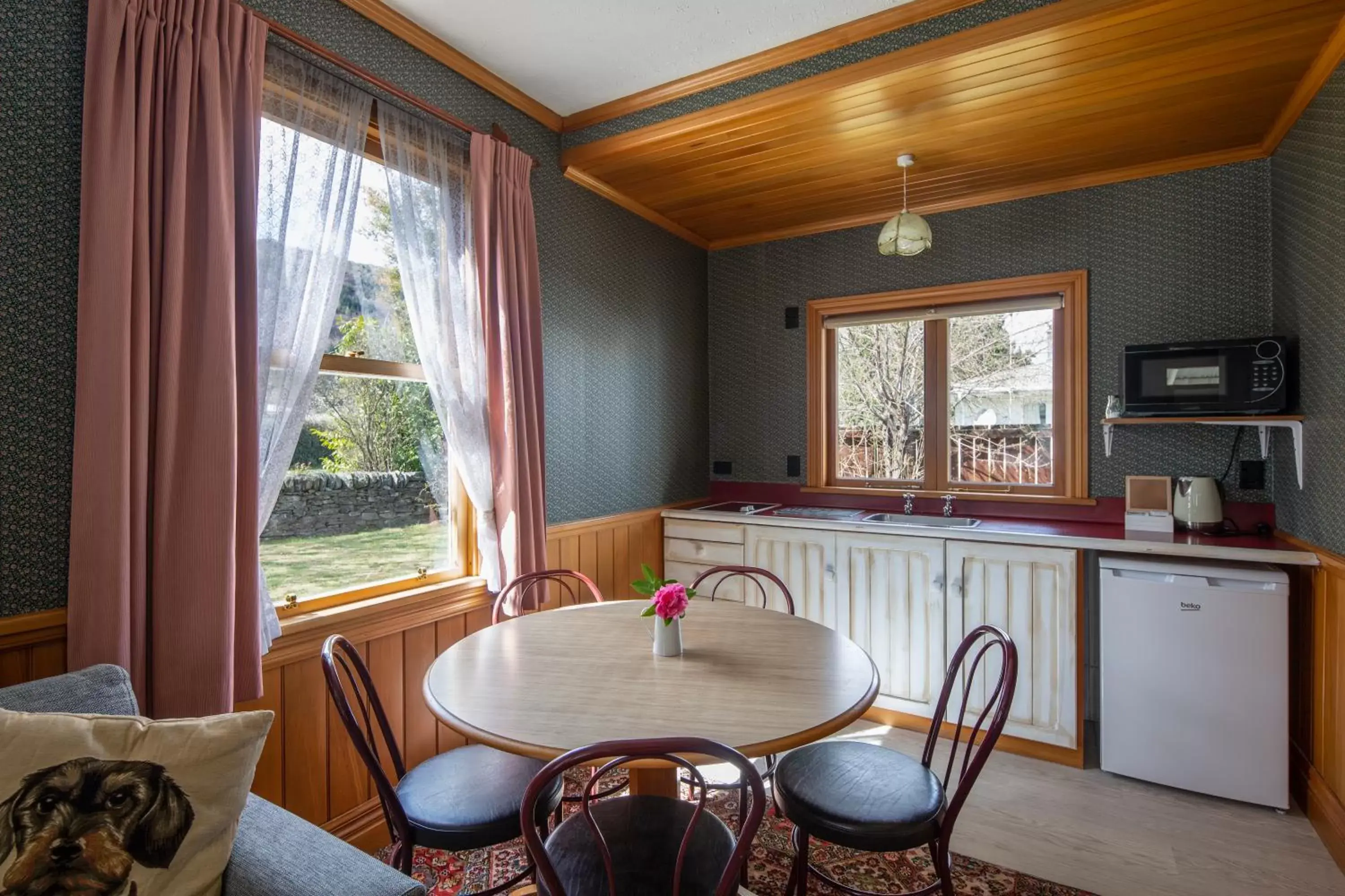 Dining Area in Settlers Cottage Motel