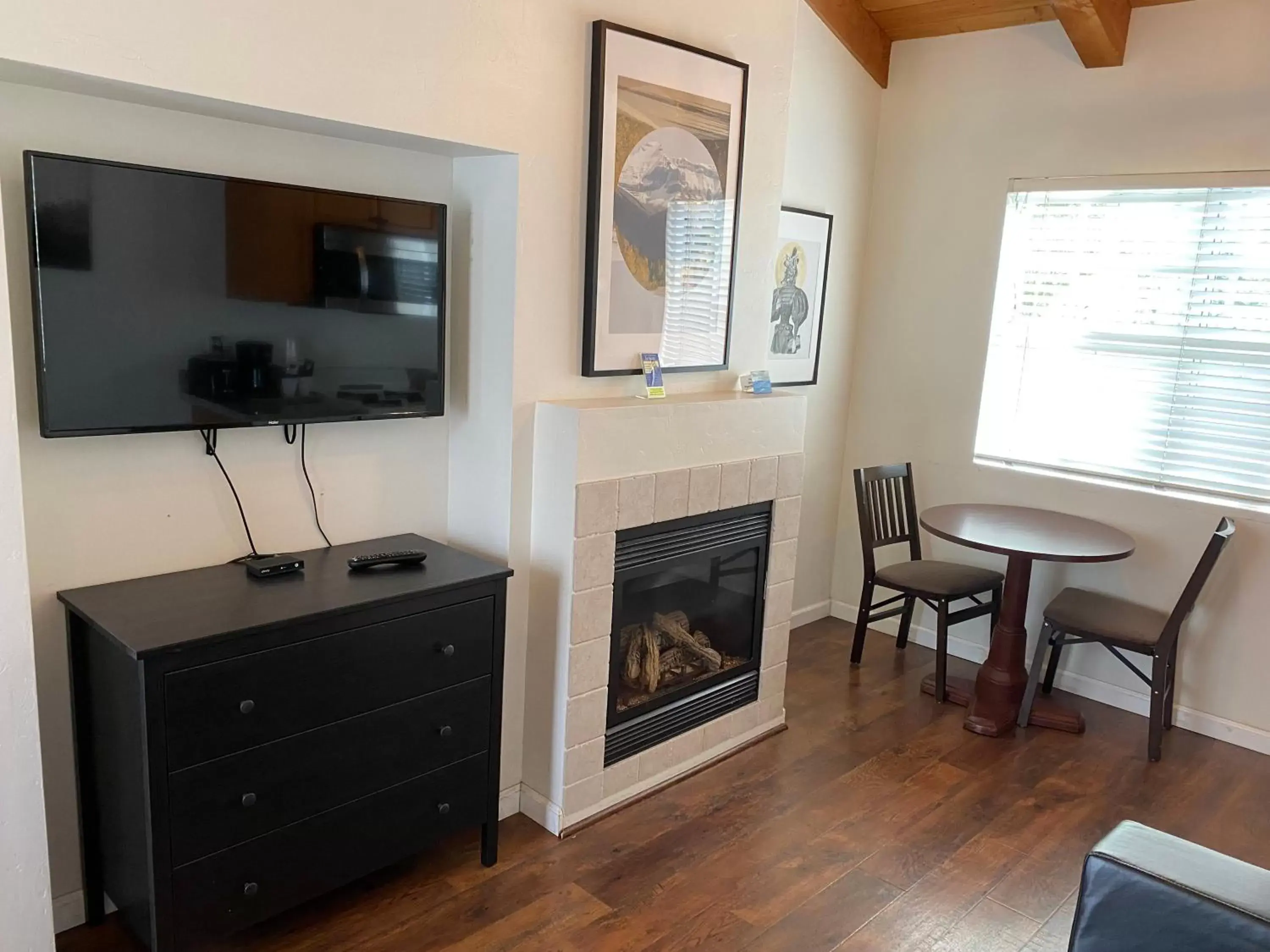TV and multimedia, TV/Entertainment Center in Bide-A-Wee Inn and Cottages