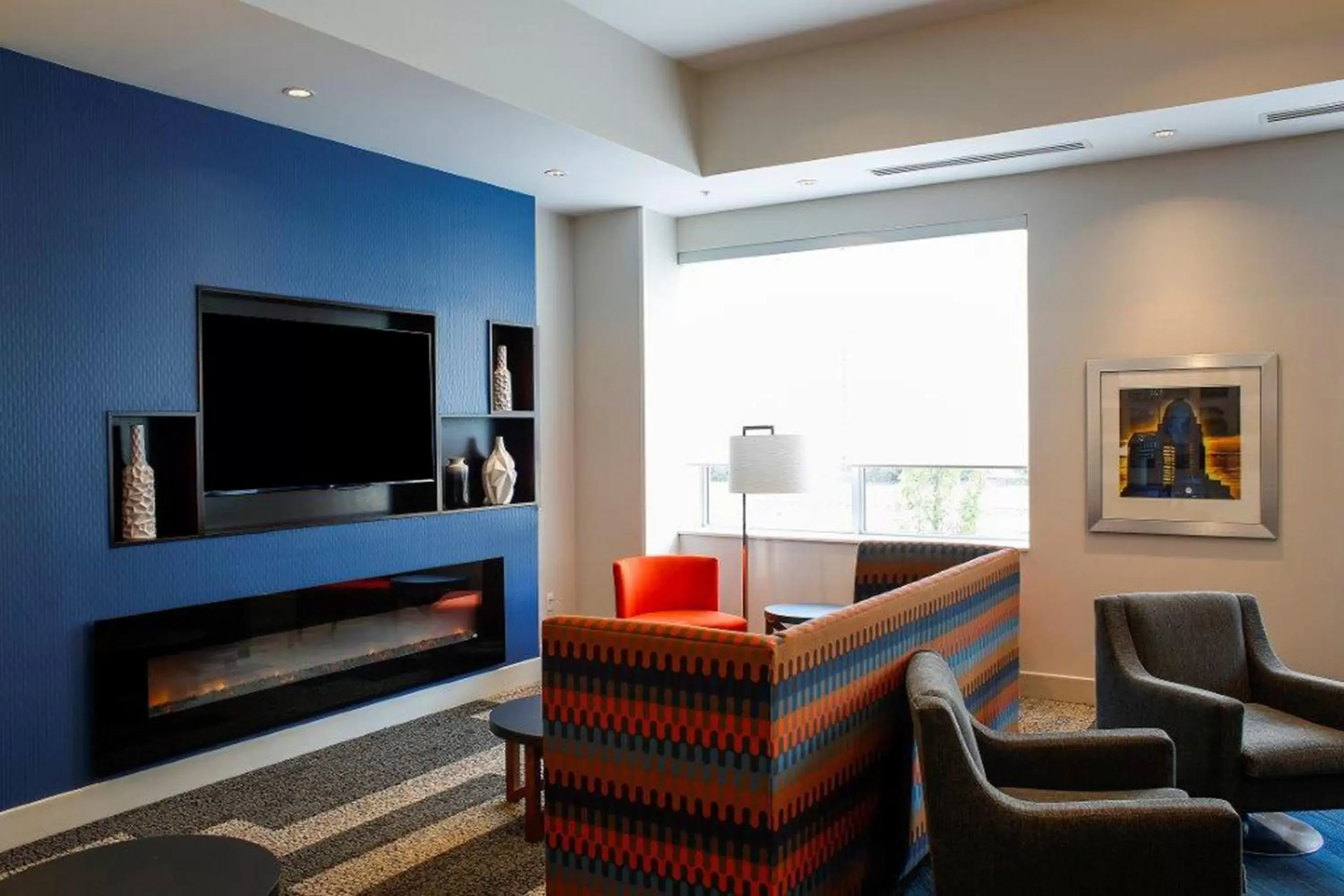 Property building, Seating Area in Holiday Inn Express & Suites Downtown Louisville, an IHG Hotel