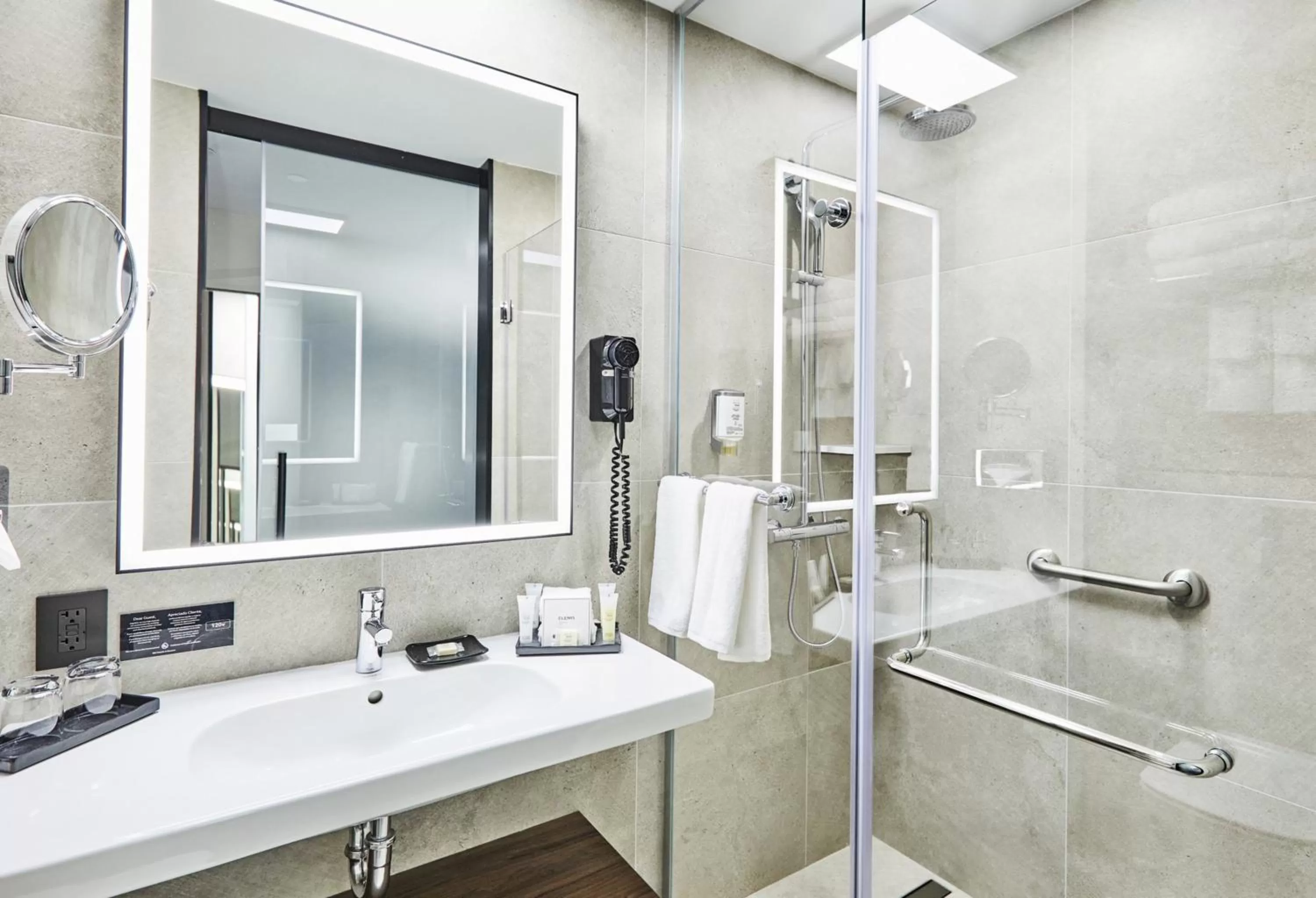 Bathroom in Riu Plaza Manhattan Times Square