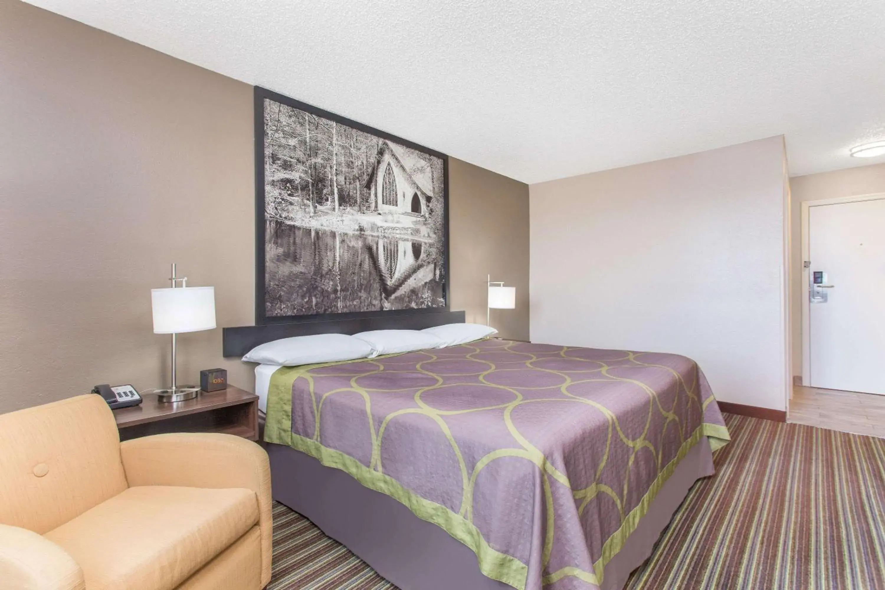 Photo of the whole room, Bed in Super 8 by Wyndham Columbus Airport