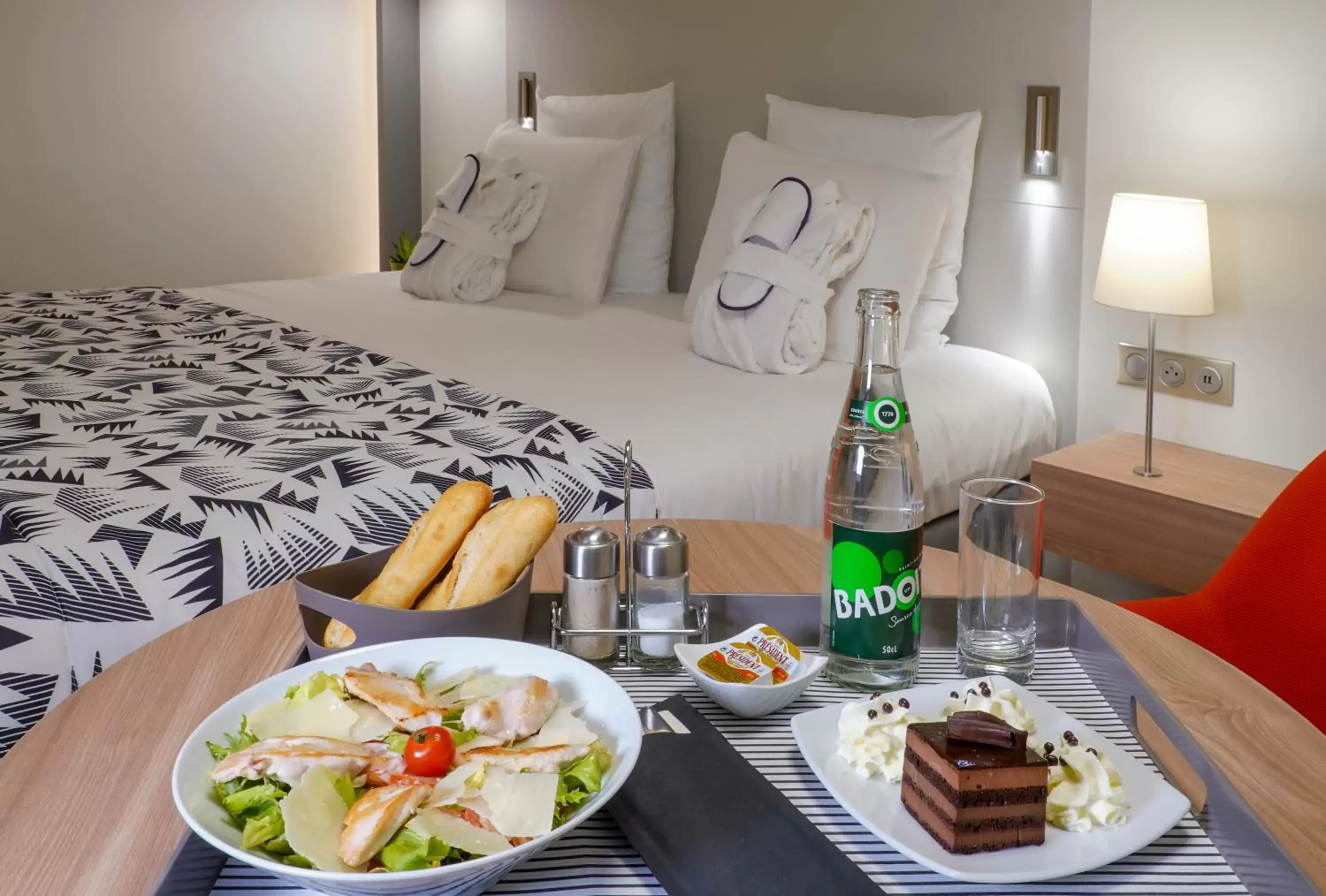 Food and drinks, Bed in Mercure Marseille Centre Prado Vélodrome