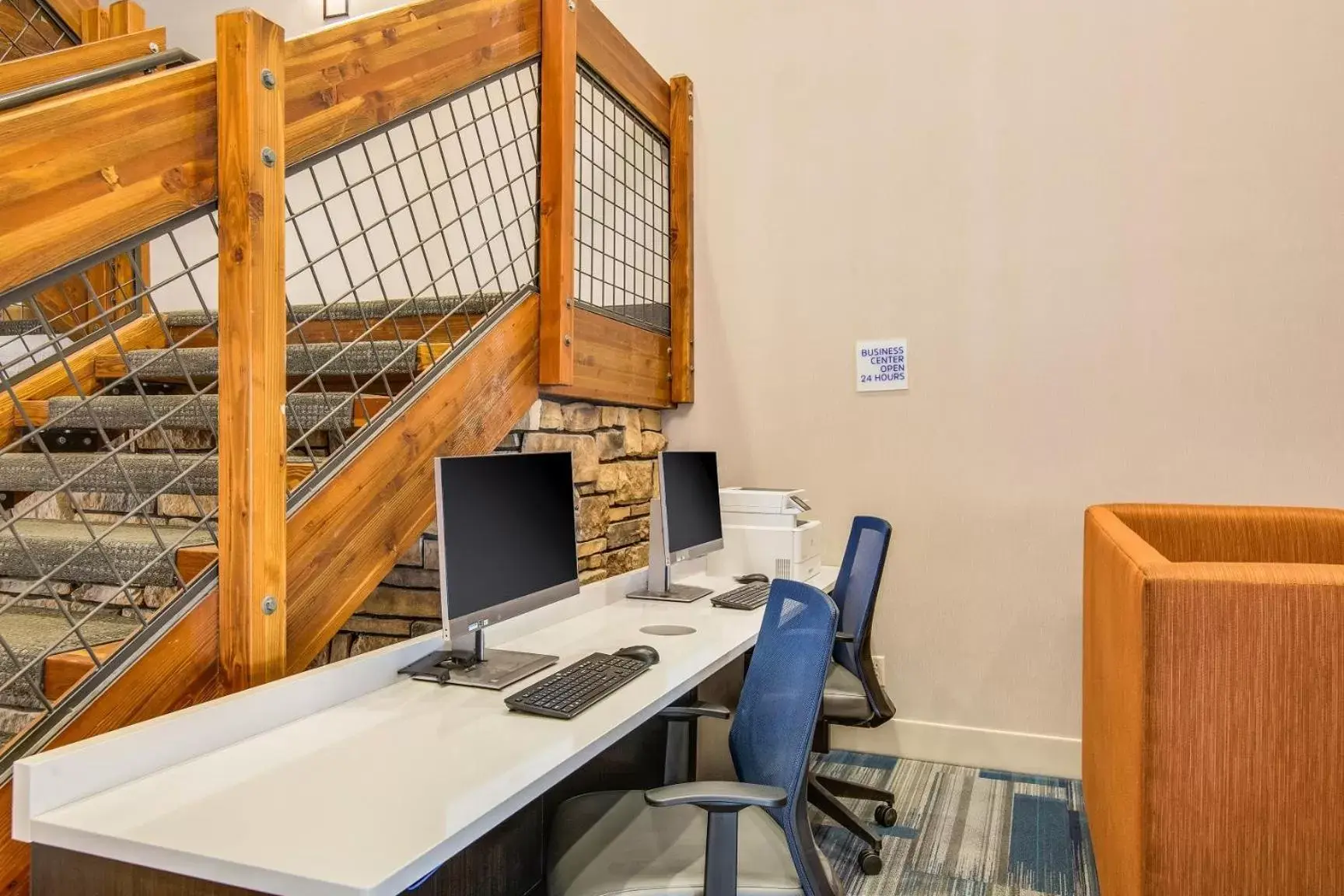 Business facilities in Holiday Inn Express & Suites Custer-Mt Rushmore