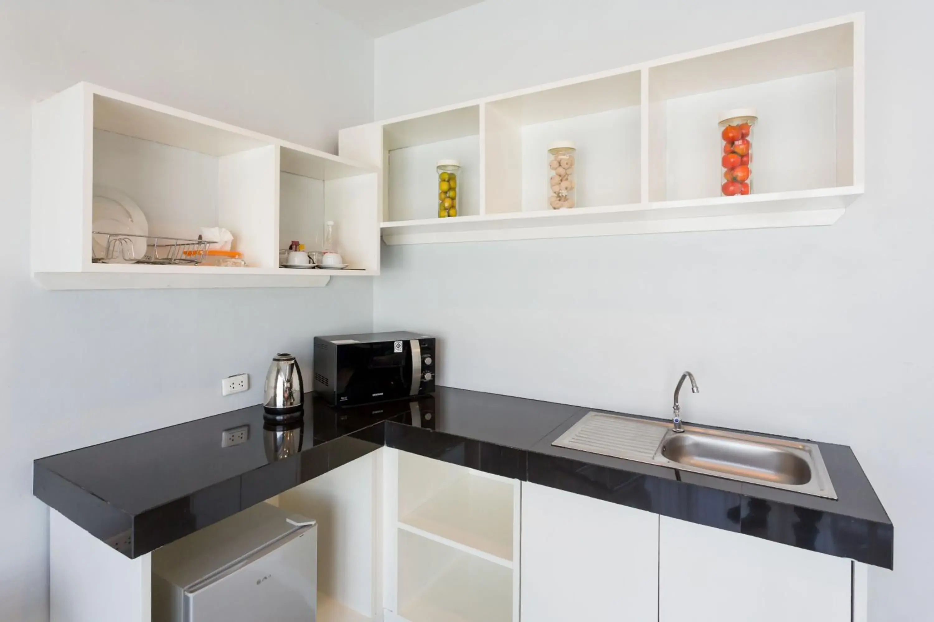 Kitchen or kitchenette, Kitchen/Kitchenette in PJ Patong Resortel