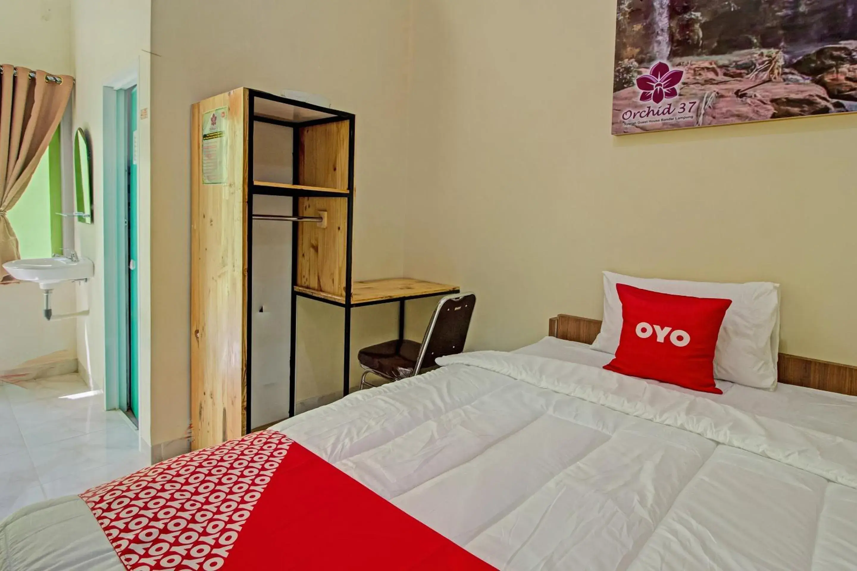 Bedroom, Bed in OYO 3774 Orchid 37 Syariah Guest House