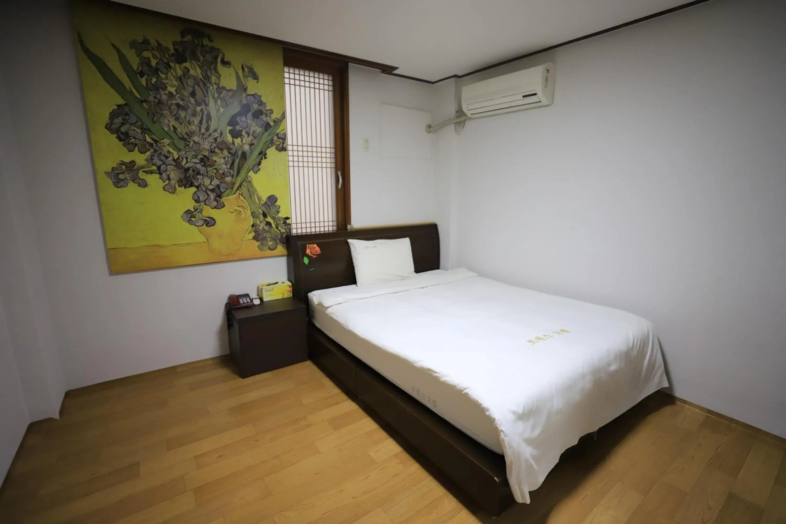 Bed in Twins Hotel Jeju