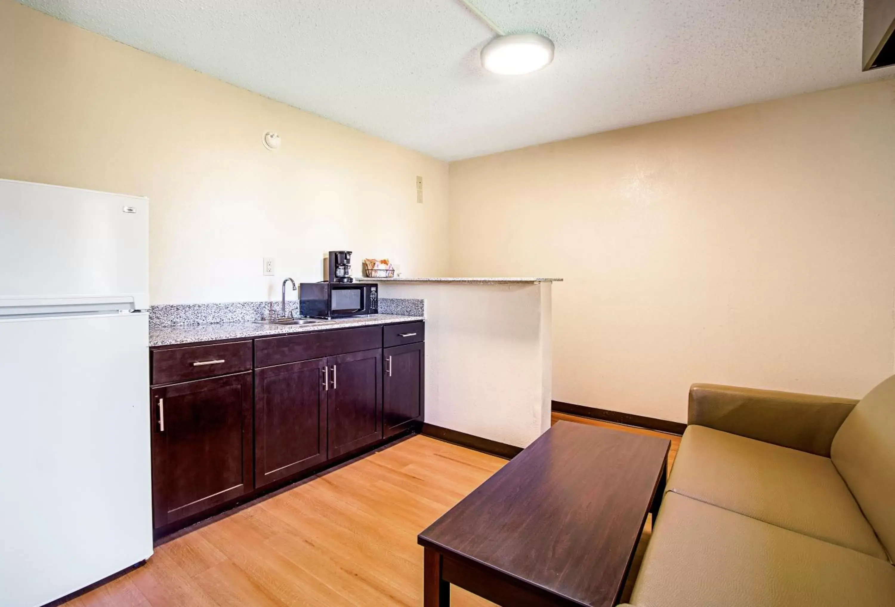 Bedroom, Kitchen/Kitchenette in Red Roof Inn & Suites Greenwood, SC