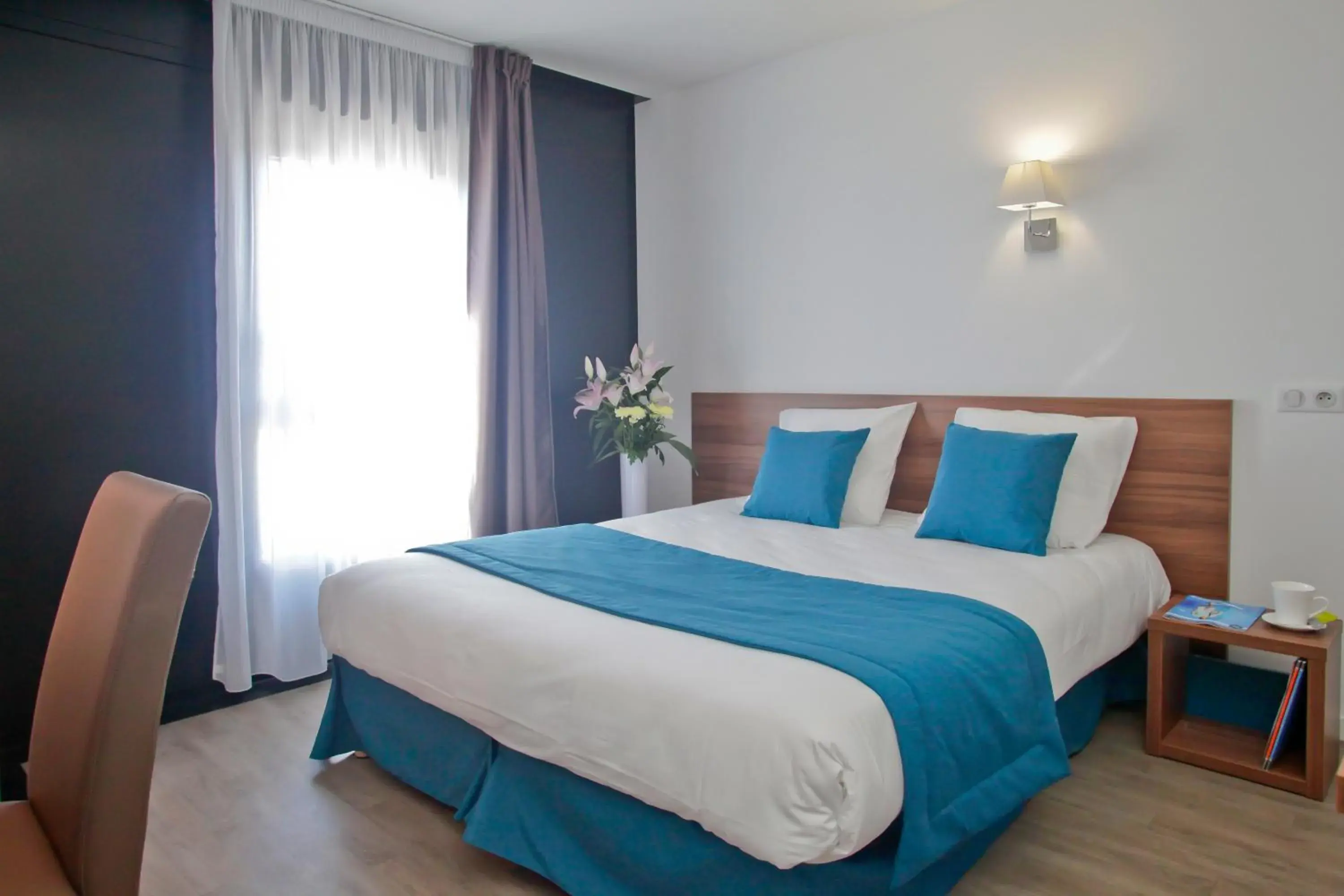 Bedroom, Bed in Apparthotel Odalys Paris Reuil