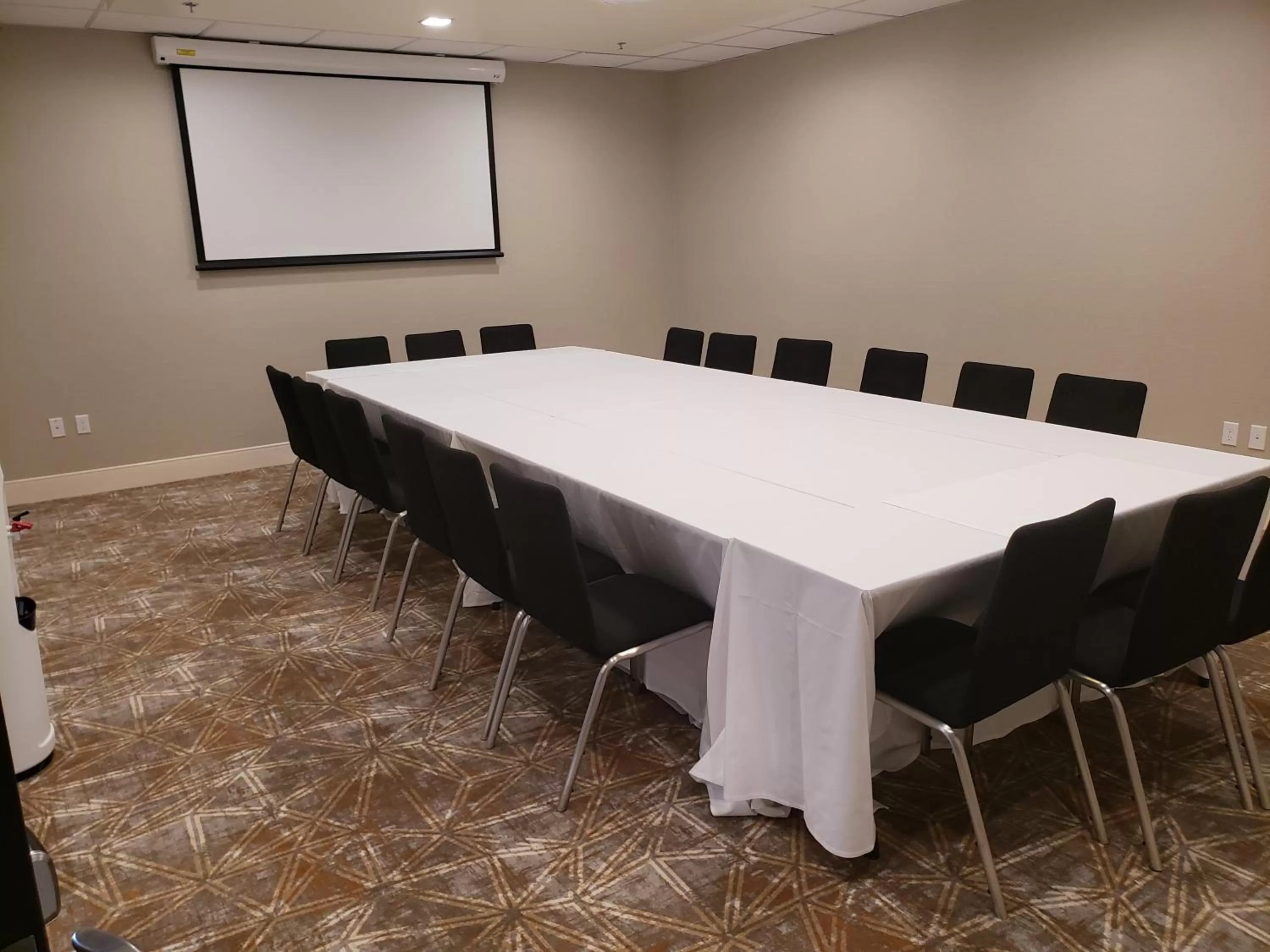 Meeting/conference room in Holiday Inn Tacoma Mall by IHG