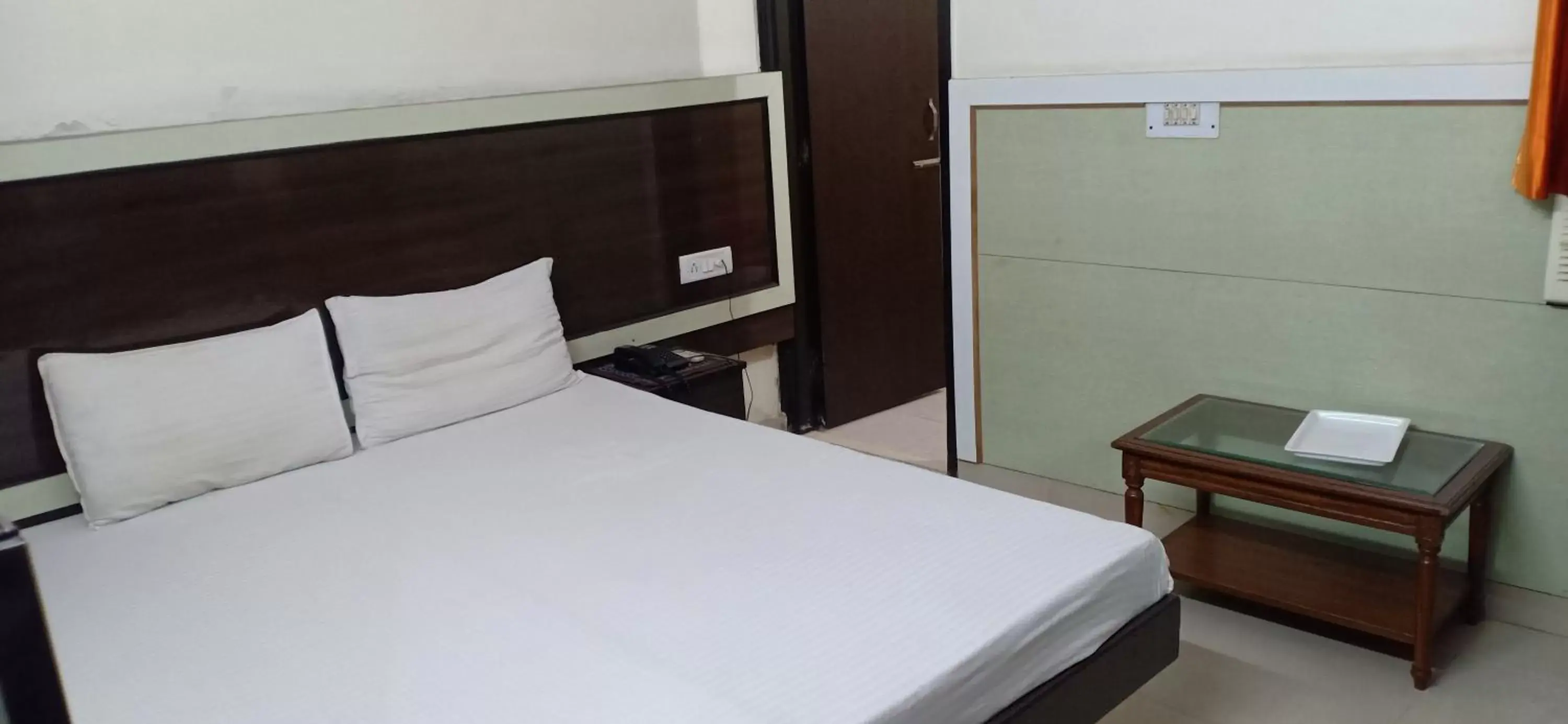 Photo of the whole room, Bed in Hotel Su Shree Continental 5 Minutes Walk From New Delhi Railway Station