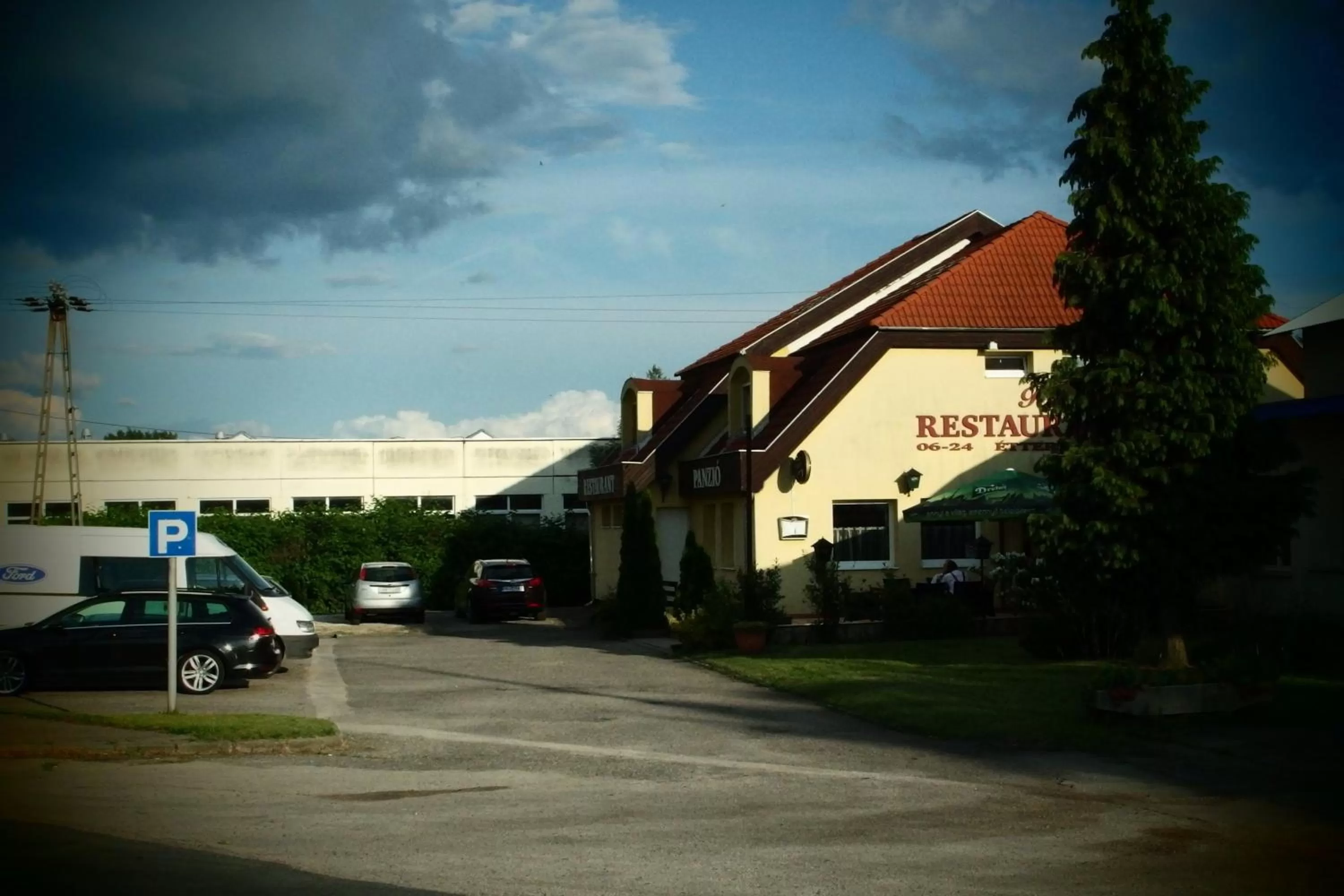 Property building in Romantik Étterem - Panzió