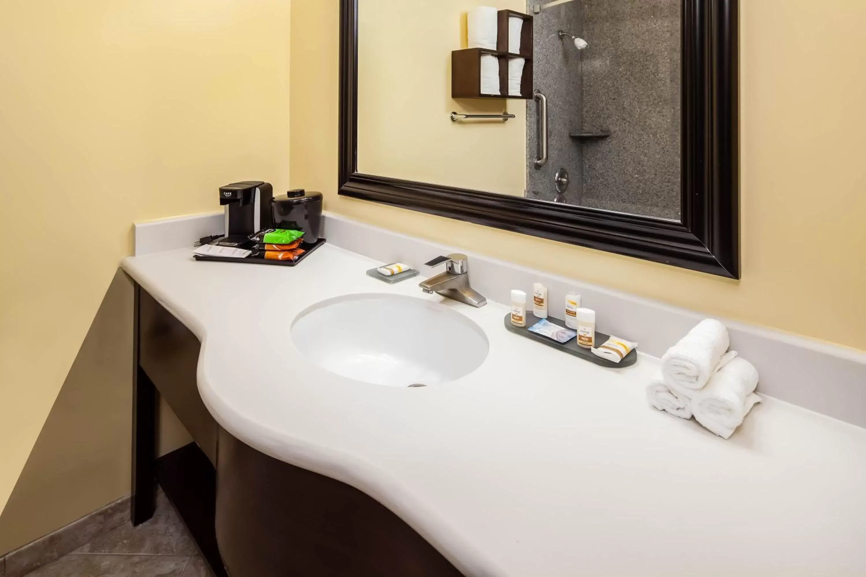 Bathroom in La Quinta by Wyndham Inglewood