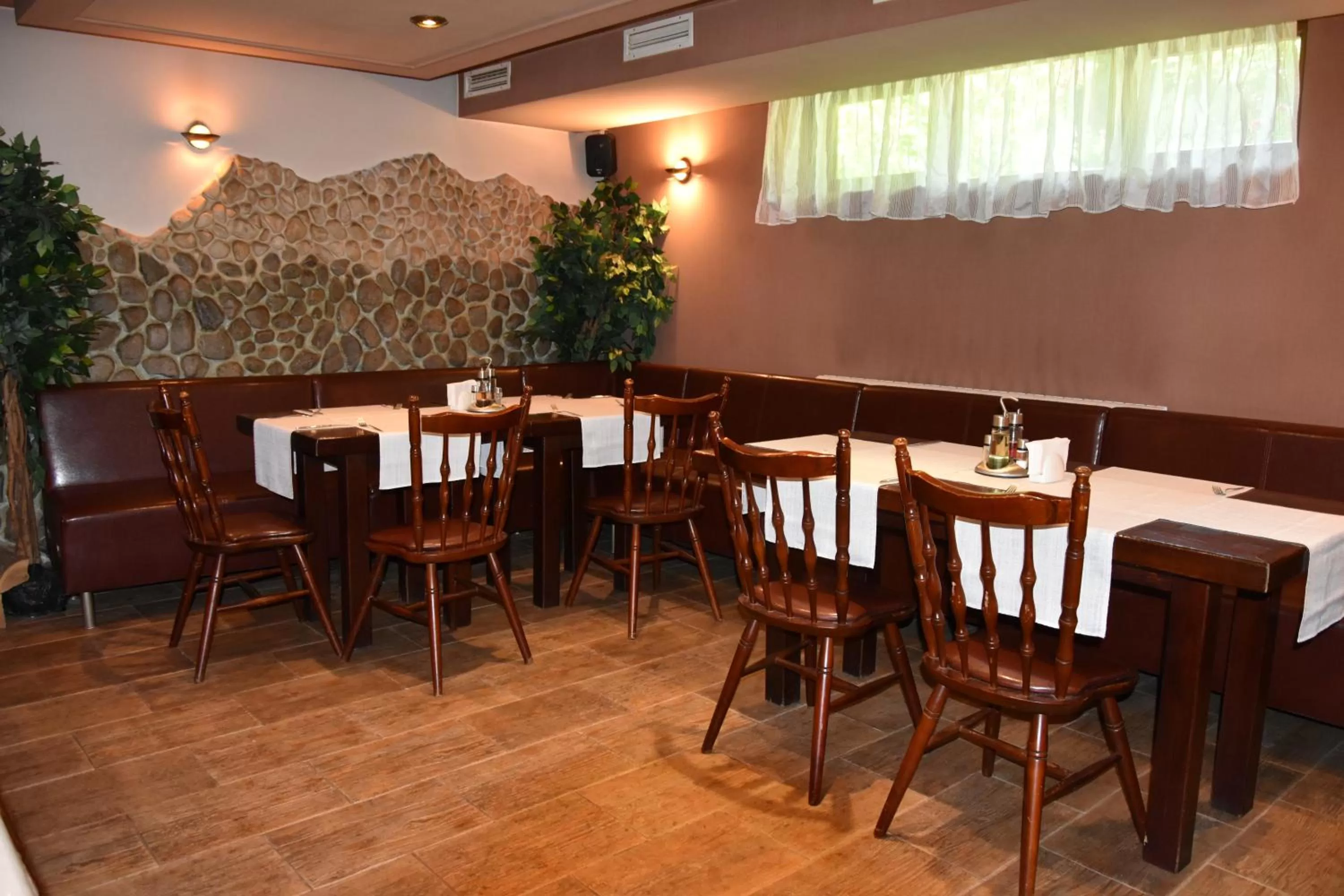 Restaurant/places to eat in Martin Club Hotel