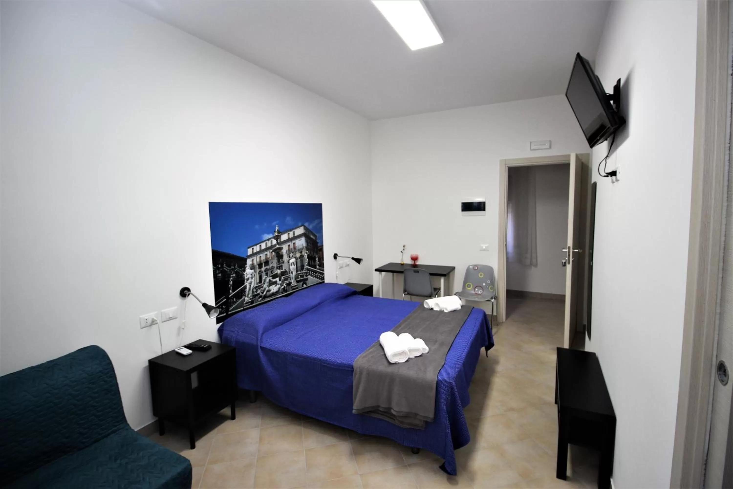 Photo of the whole room, Bed in B&B Into Palermo Rooms vicino al teatro Massimo