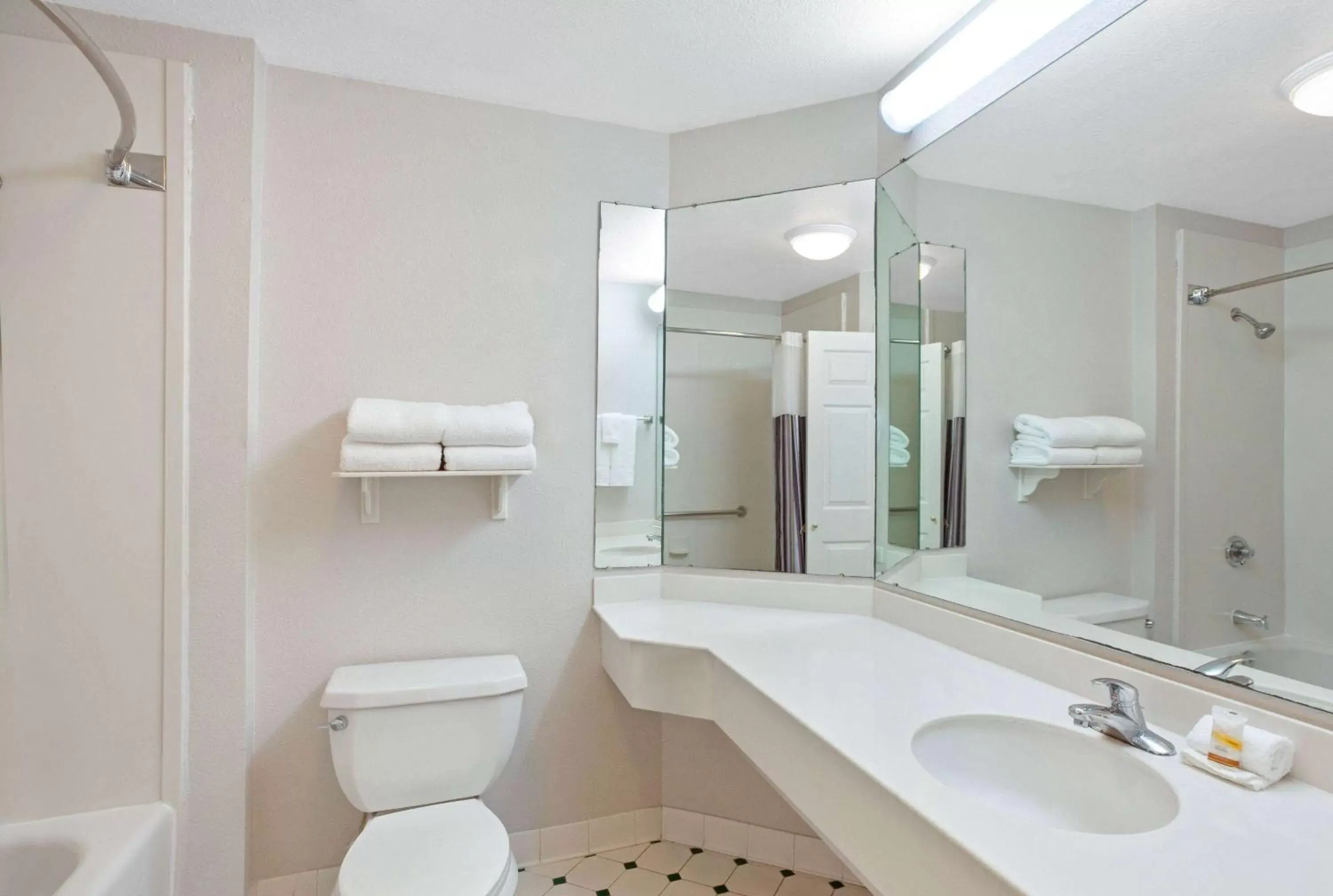Bathroom in La Quinta by Wyndham Houston Galleria Area