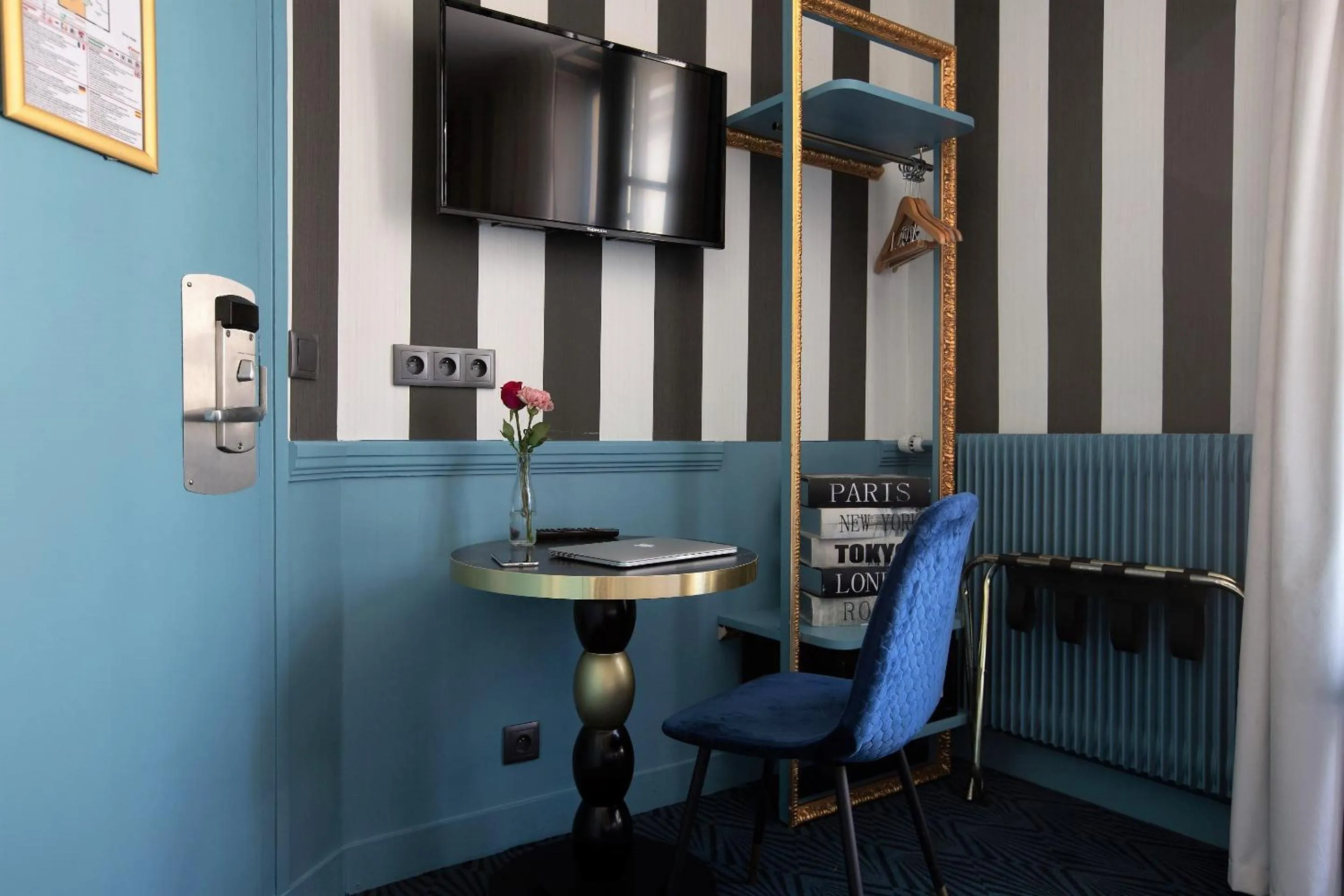 TV and multimedia in Hôtel du Théâtre by Patrick Hayat